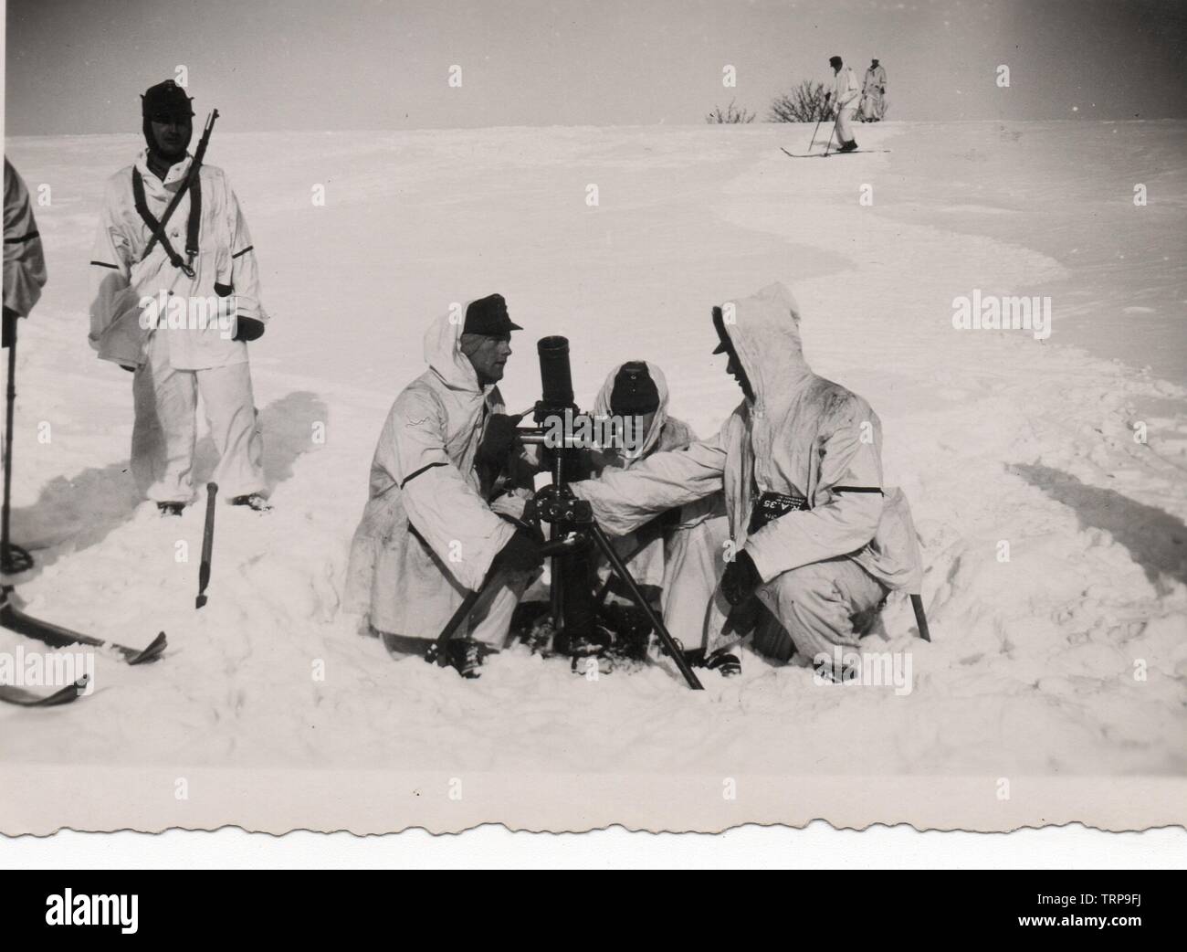German Ski Troops in Snow White camouflage suits with a mortar on the Russian Front 1943 Stock Photo