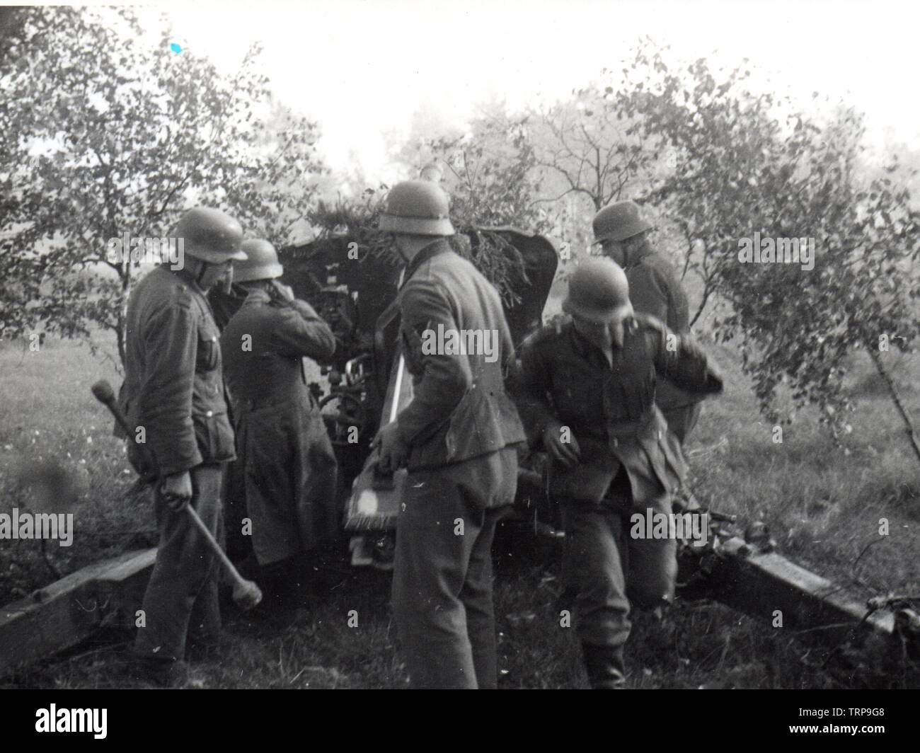 German Soldiers fire a Field Howitzer on the Russian Front during operation Barbarossa 1941 Stock Photo