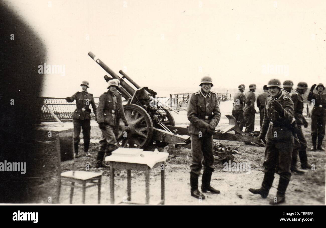 Waffen SS men of the LSSAH with Artillery on the Russian Front 1941 ...