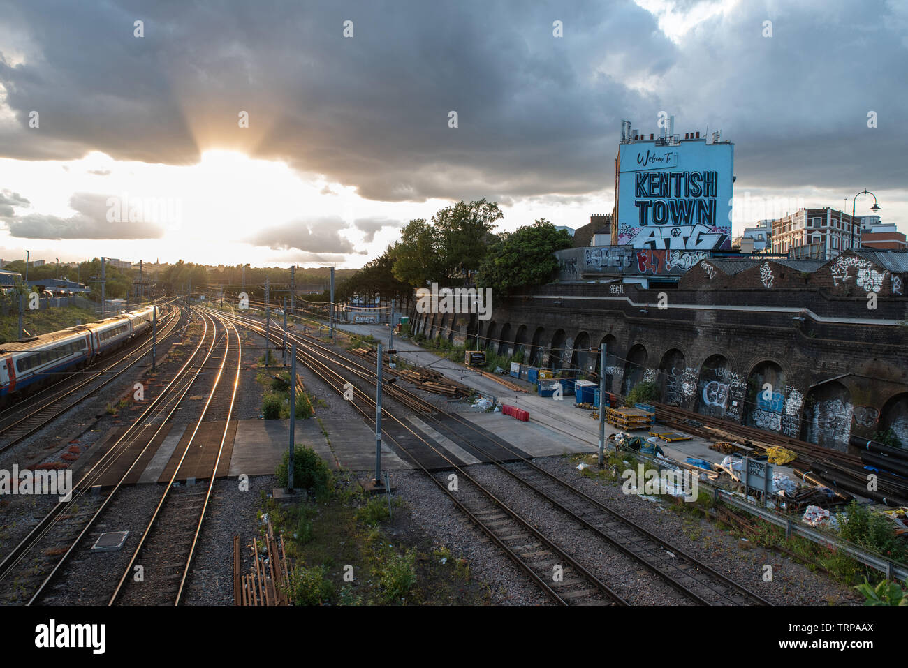 Bahngleise, die durch Kentish Town, London überschreiten // Train tracks passing through Kentish town, London. Stock Photo