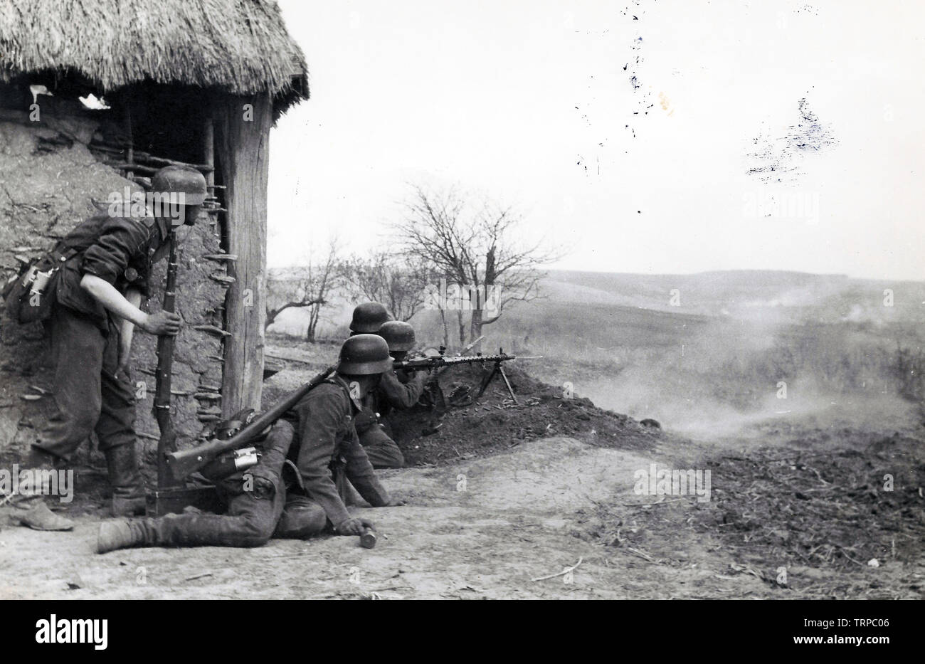 German Soldiers fire a MG on the Russian Front 1941 Stock Photo