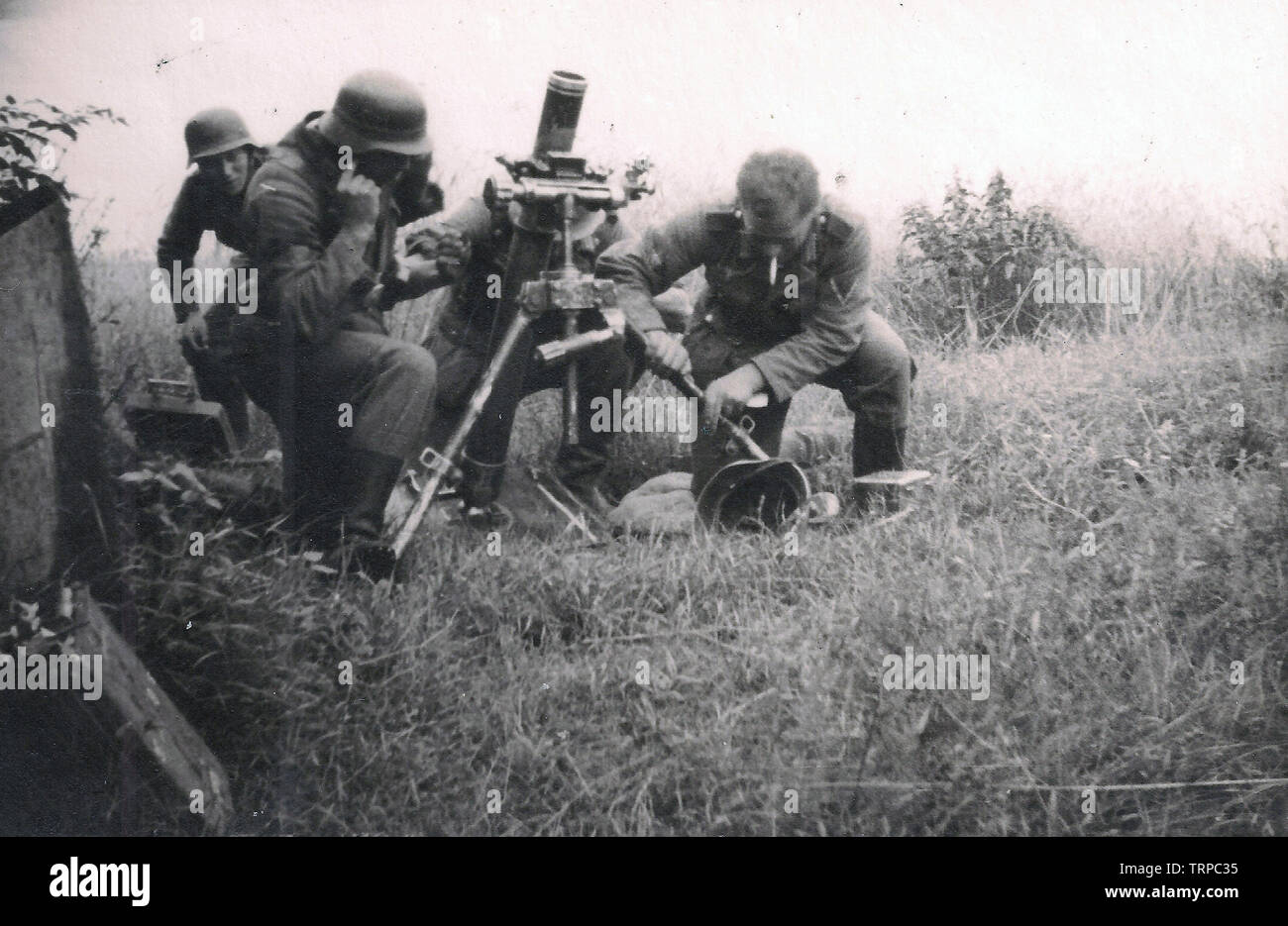 German Soldiers fire a Mortar on the Russian Front 1942 Stock Photo