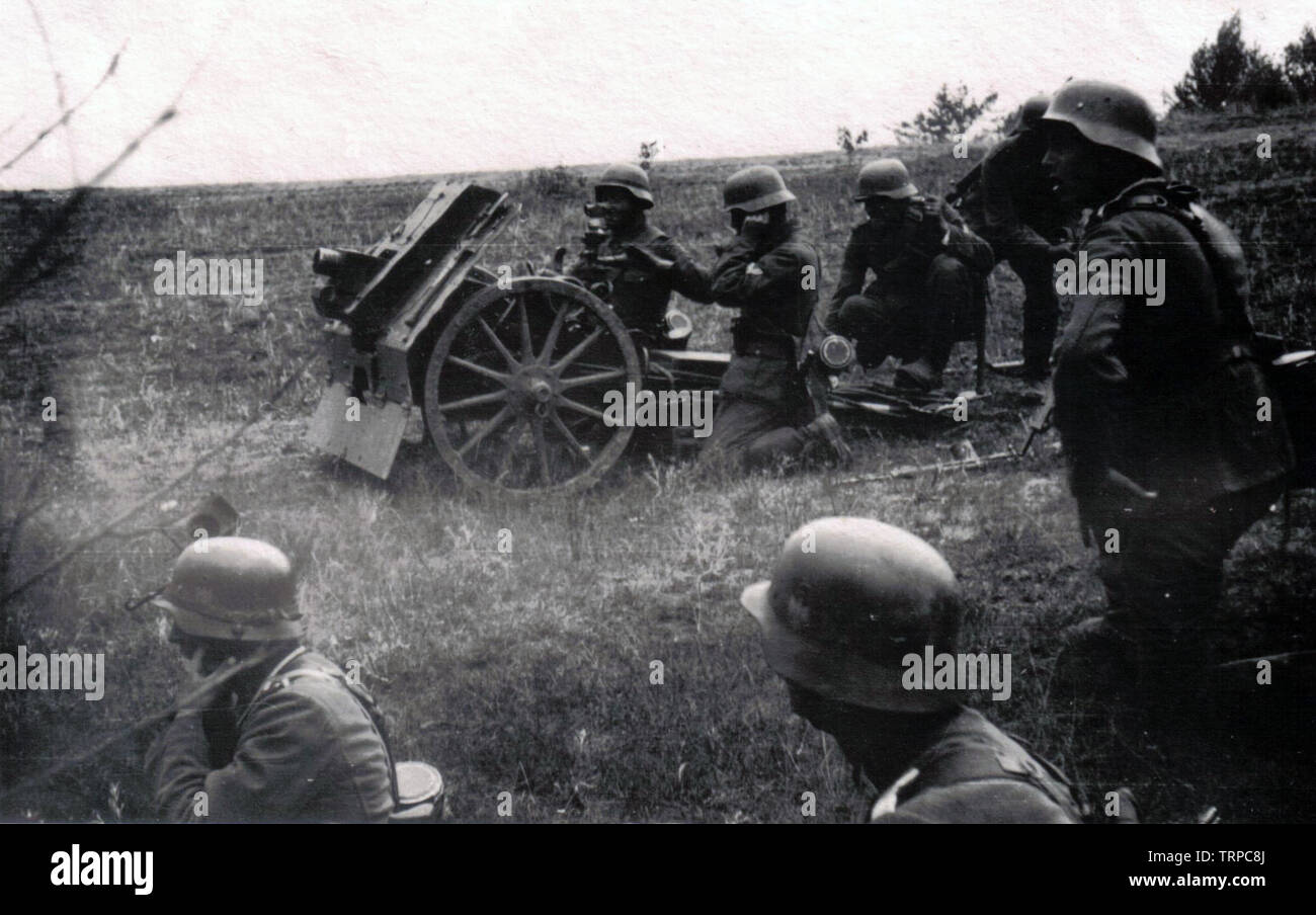 German Soldiers fire a Light Infantry Gun on the Russian Front 1941 Stock Photo