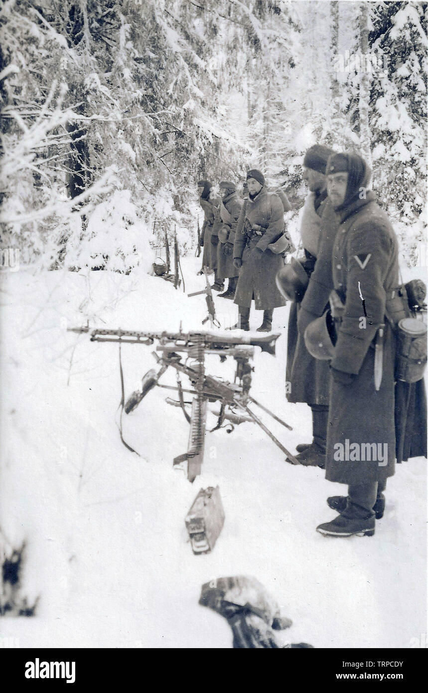 German Soldiers standind the Snow behind a Heavy Machine Gun MG34 on the Russian Front Winter 1841 Stock Photo