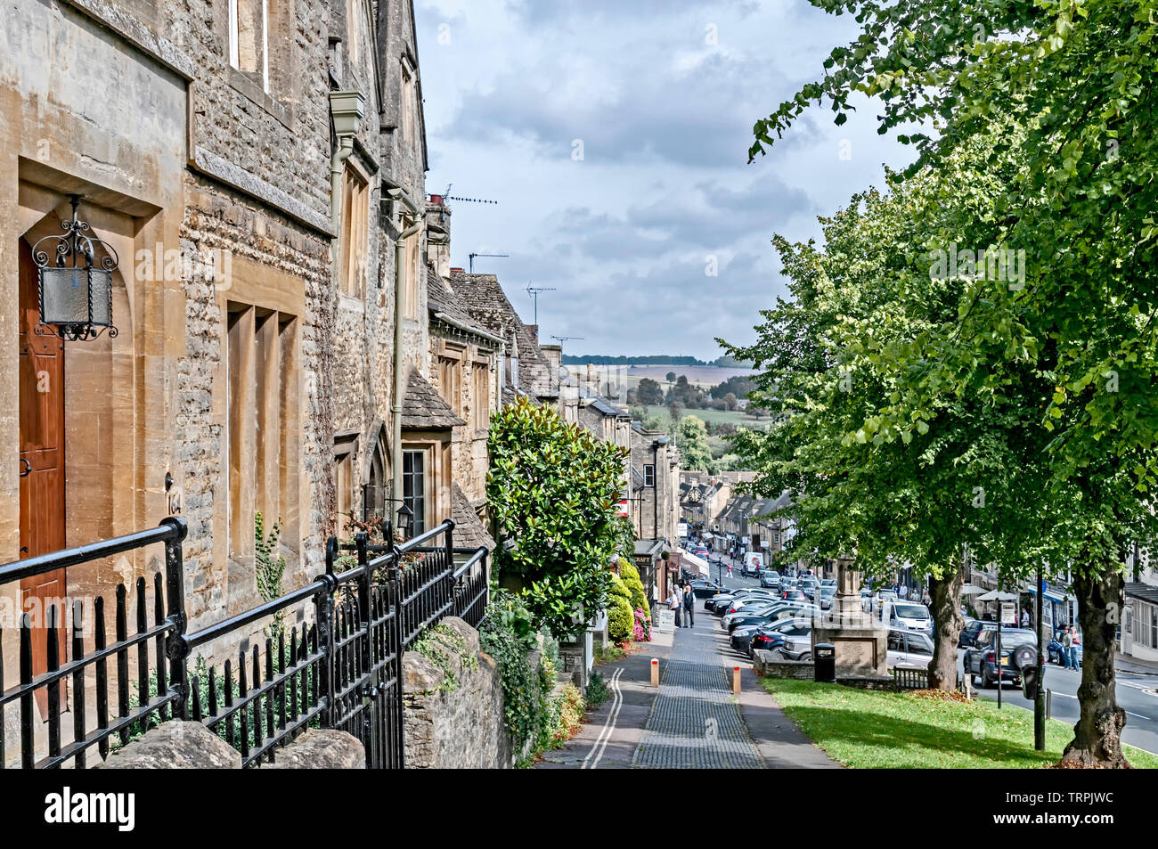 Burford (England, Cotswolds) High Street; Straße in Burford Stock Photo