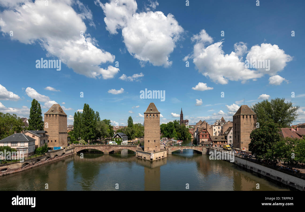 Straßburger Münster, Cathédrale Notre-Dame de Strasbourg, Blick von Westen,  Im Vordergrund die drei Türme der Ponts couverts, Teile der ehemaligen Sta  Stock Photo - Alamy