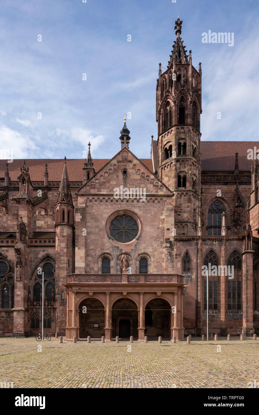 Freiburg im Breisgau, Münster Unserer Lieben Frau, romanische Querhaus mit Renaissancevorhalle von Süden Stock Photo