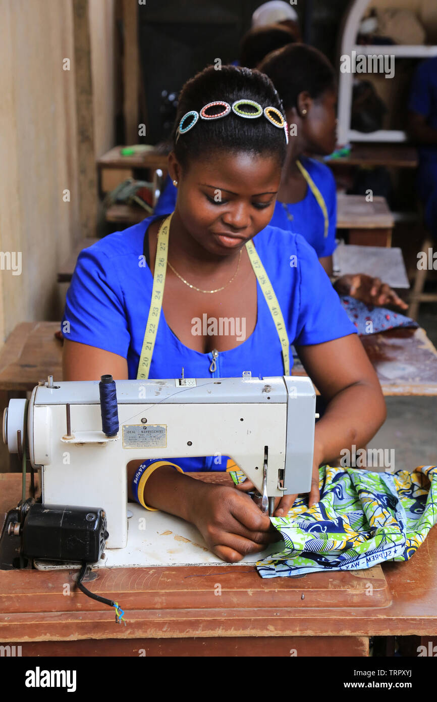 Atelier de formation de couture. Lomé. Togo. Afrique de l'Ouest Stock Photo  - Alamy