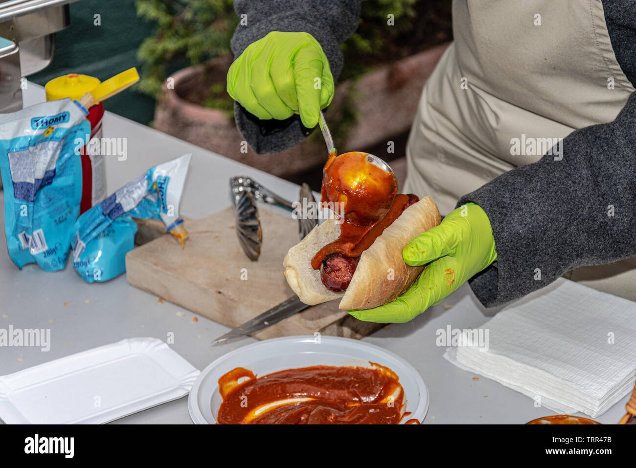 Making hot dog hi-res stock photography and images - Alamy