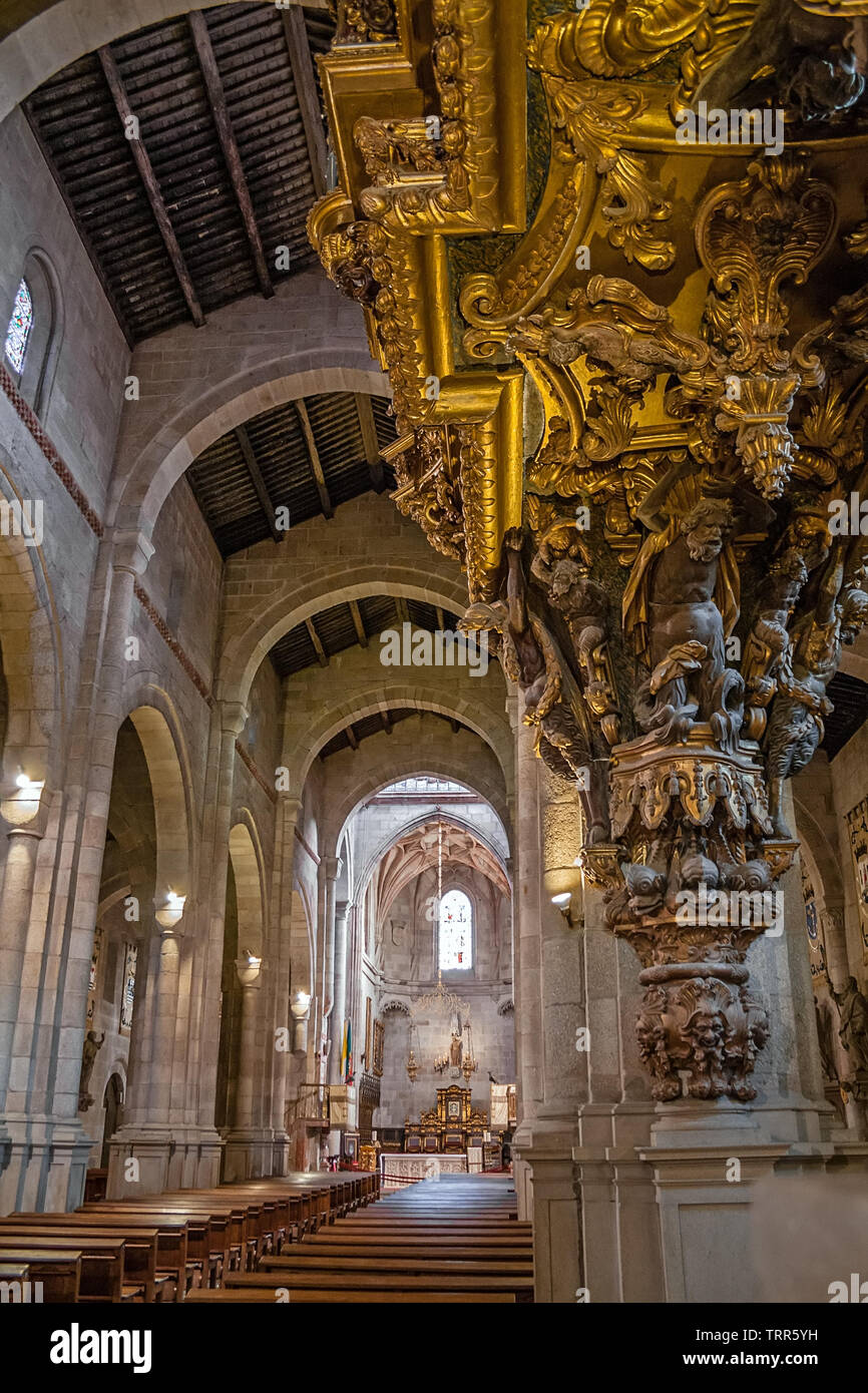 Braga, Portugal. Se de Braga Cathedral. Detail of wood carved and gilded baroque organ and nave, main chapel and altar. 11th century Romanesque Stock Photo