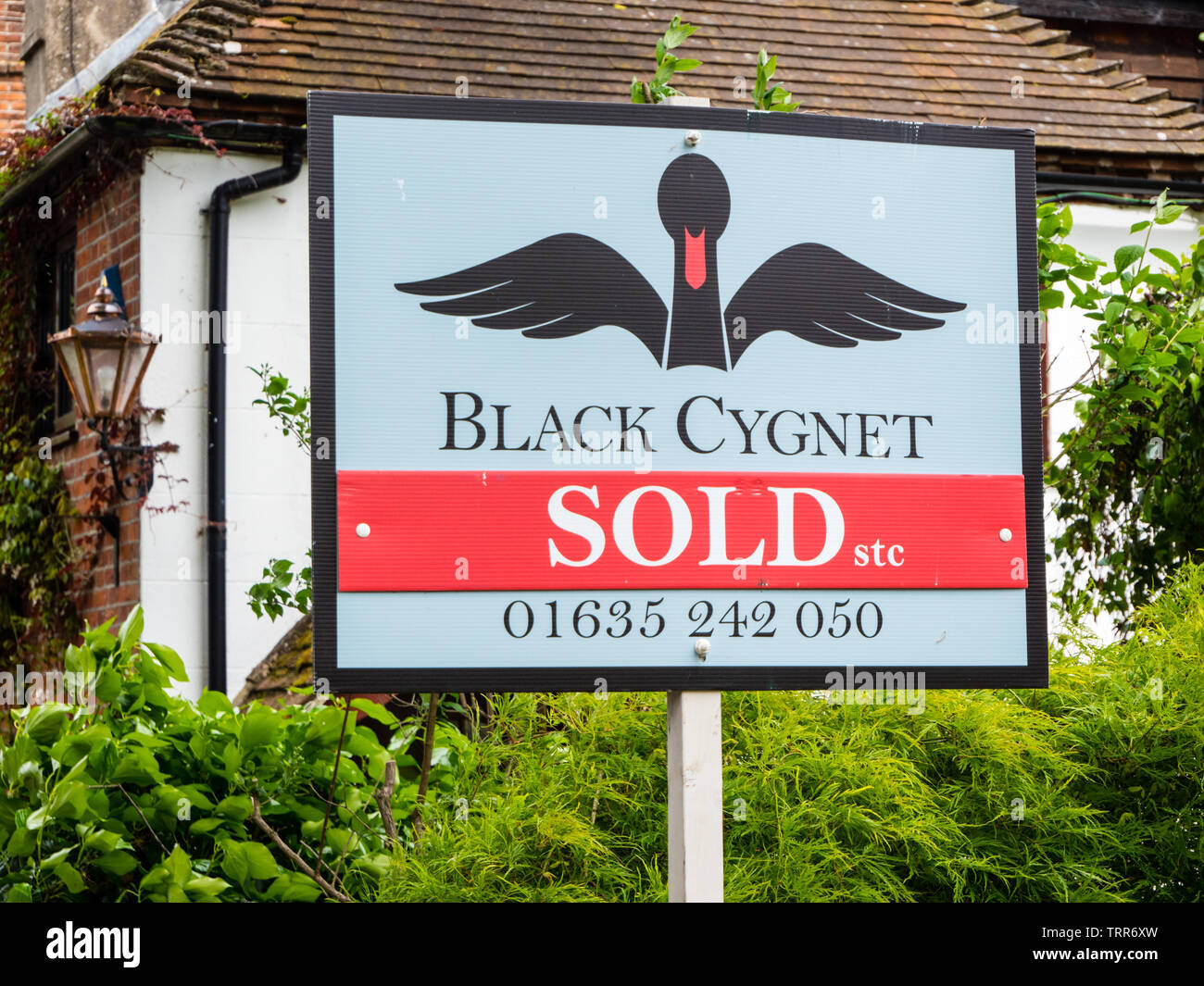 House sold sign uk hi-res stock photography and images - Alamy