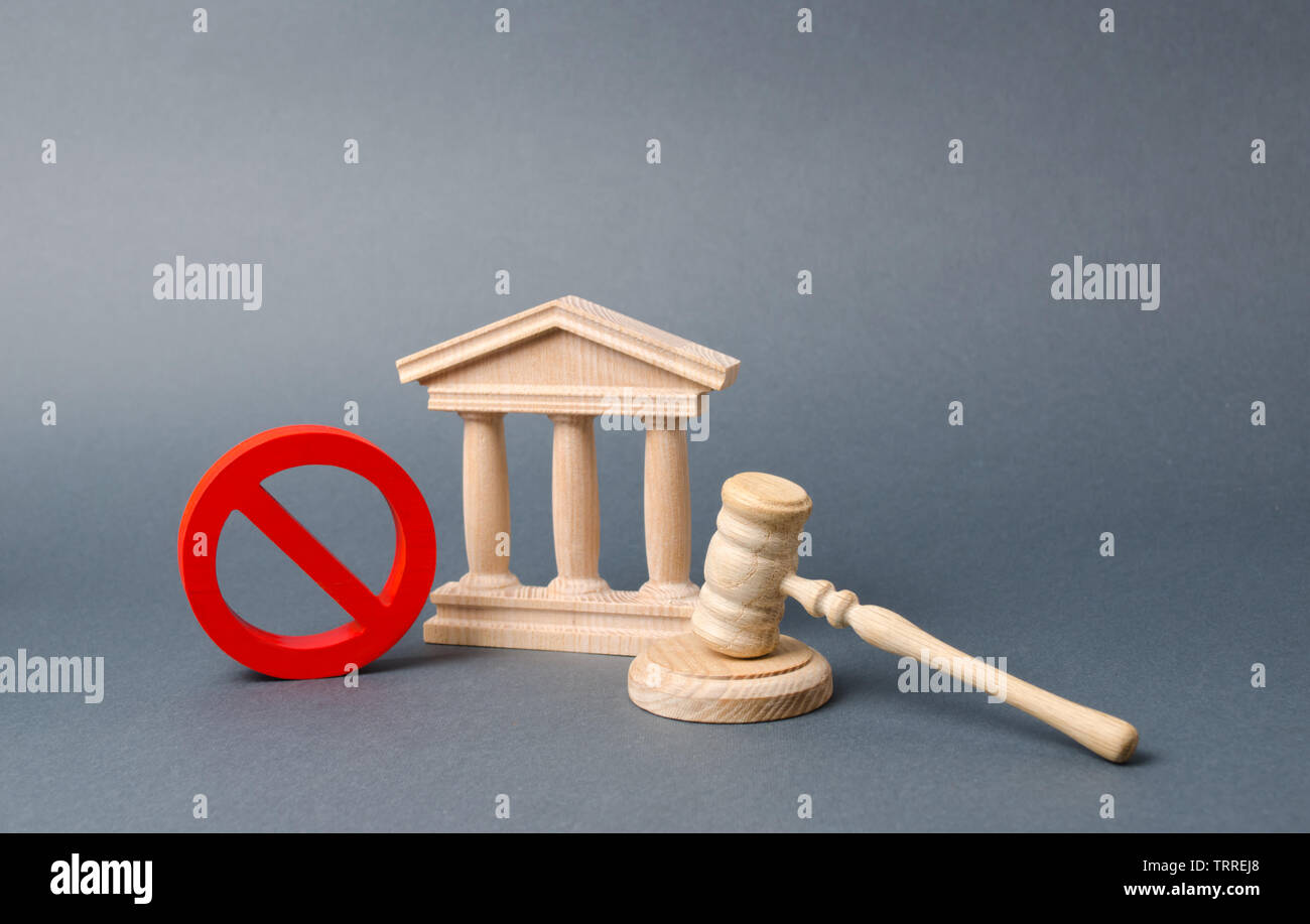 Government or bank building and a red NO symbol with a judge gavel. Declaration of default or bankruptcy of the bank. The adoption of restrictions or Stock Photo