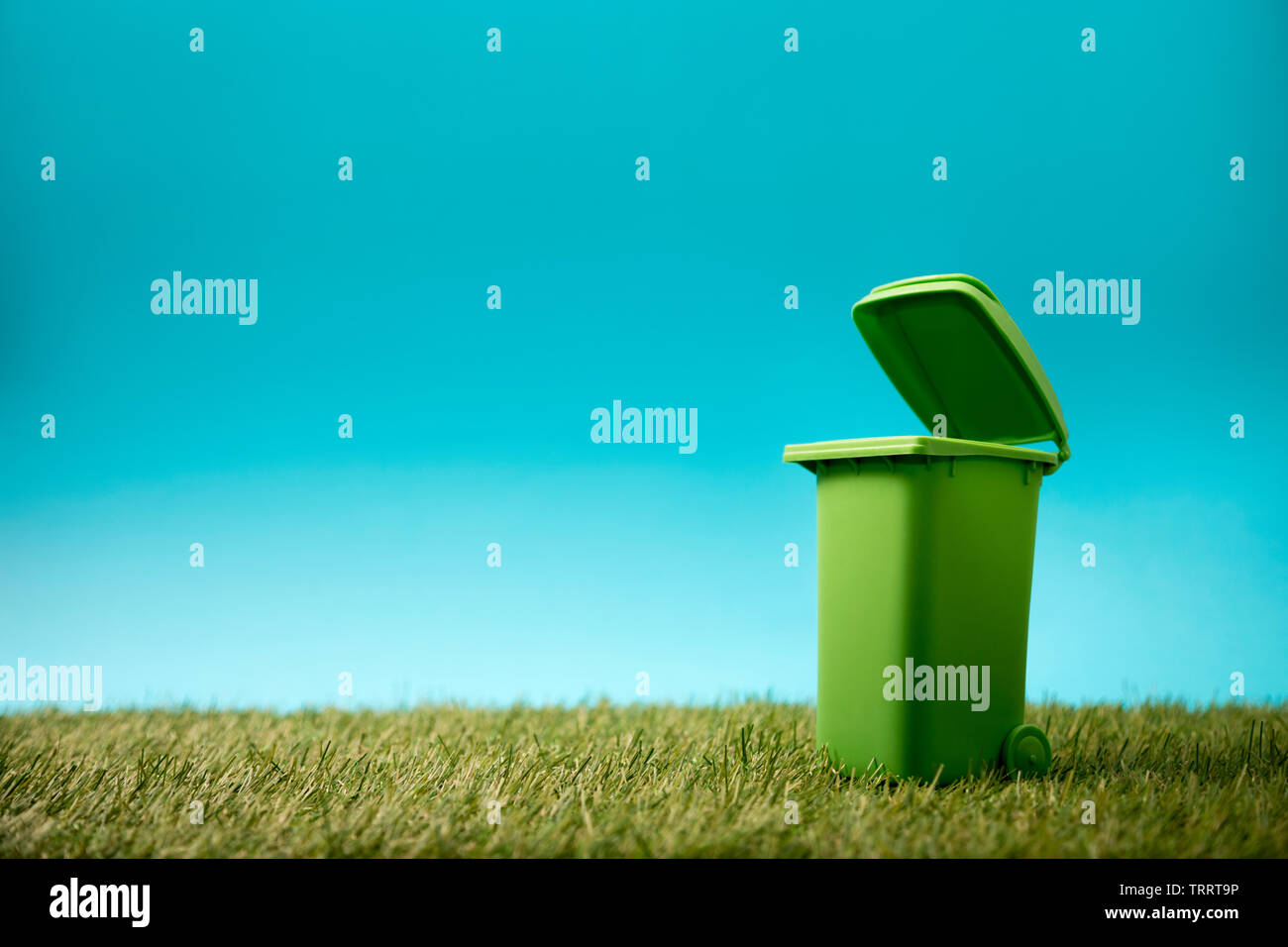 Green recycle bin hires stock photography and images Alamy