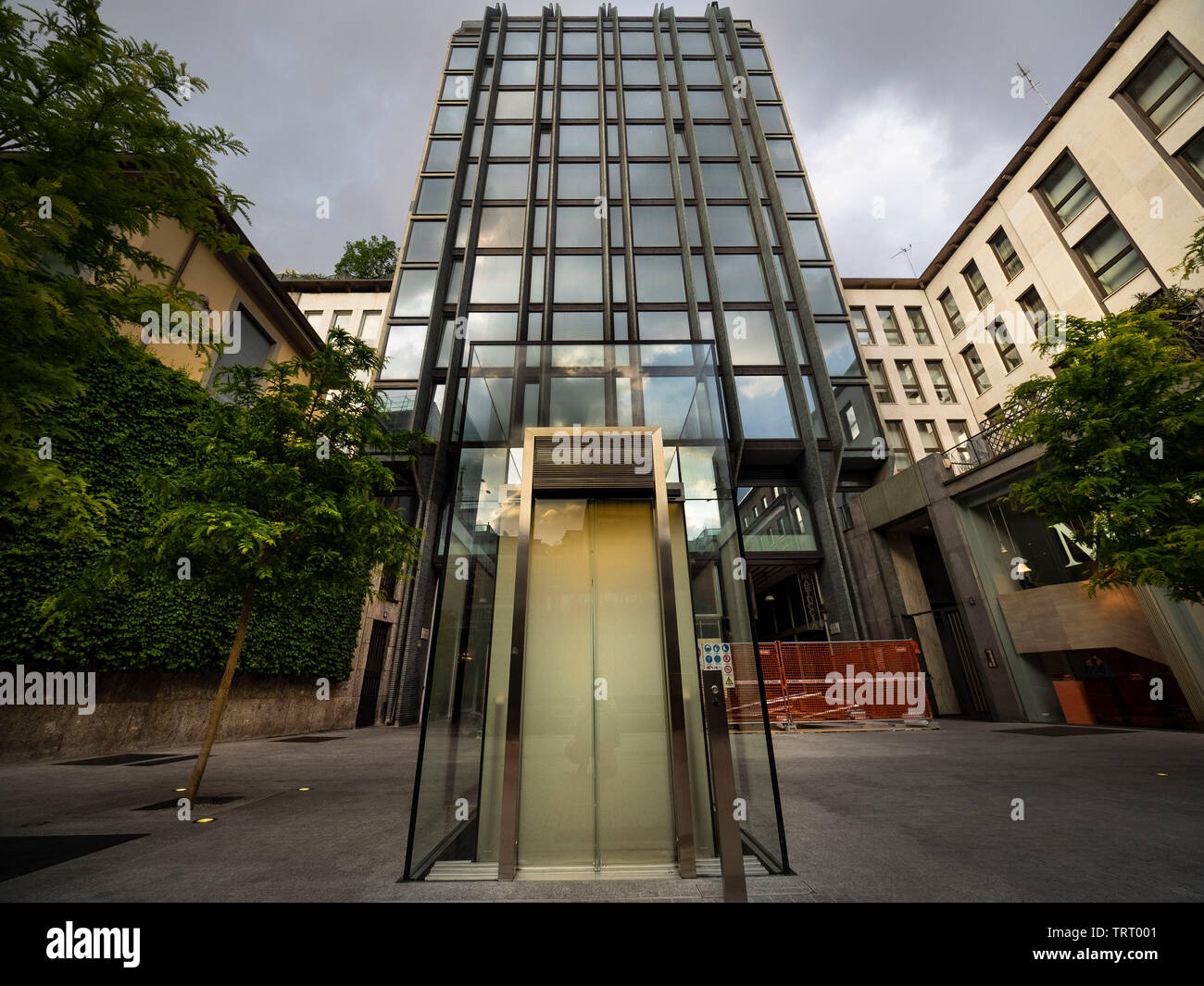 Glass Elevator Exterior Hi-res Stock Photography And Images - Alamy