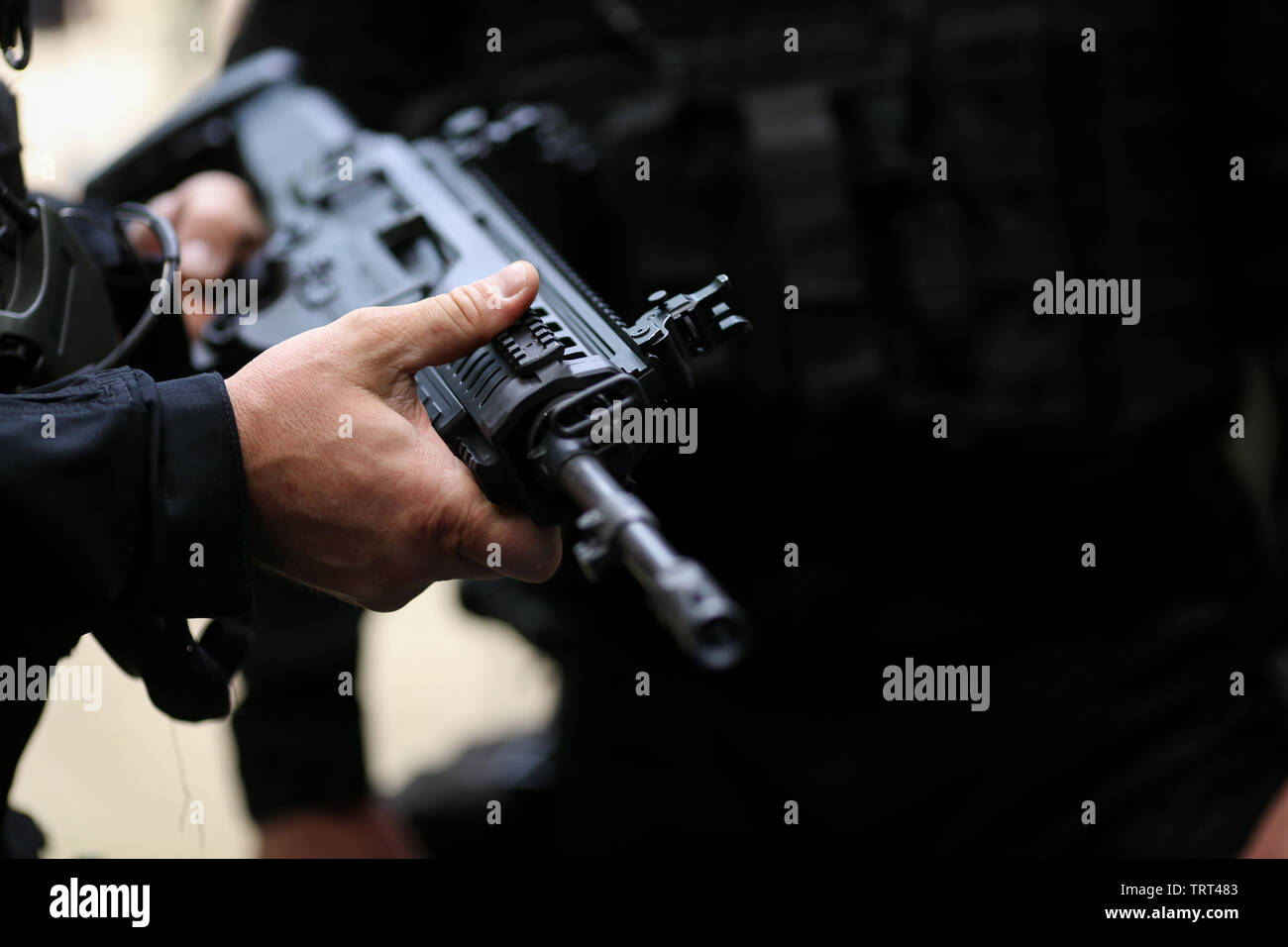 Details with the hands of a man holding an automatic rifle Stock Photo ...