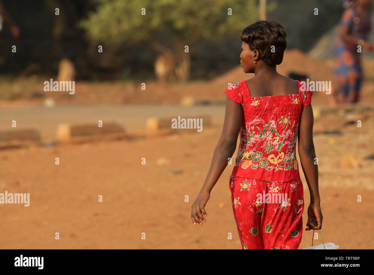 Jeune Femme Togolaise Marchant Dans La Rue Togo Afrique De L Ouest Stock Photo Alamy