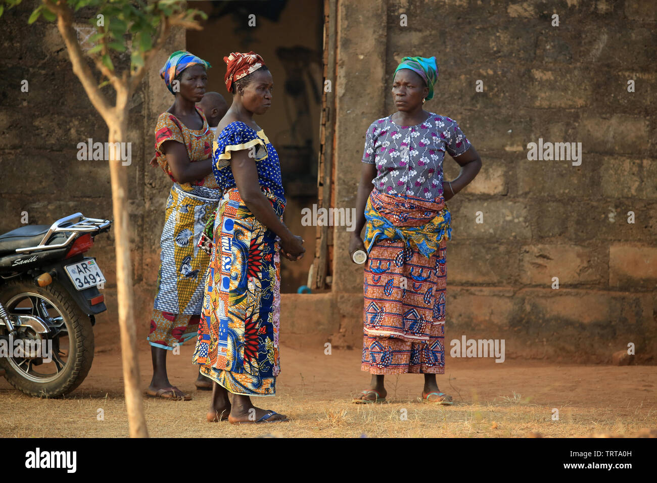 Femmes togolaises discutant ensemble.Togo. Afrique de l'Ouest. Stock Photo