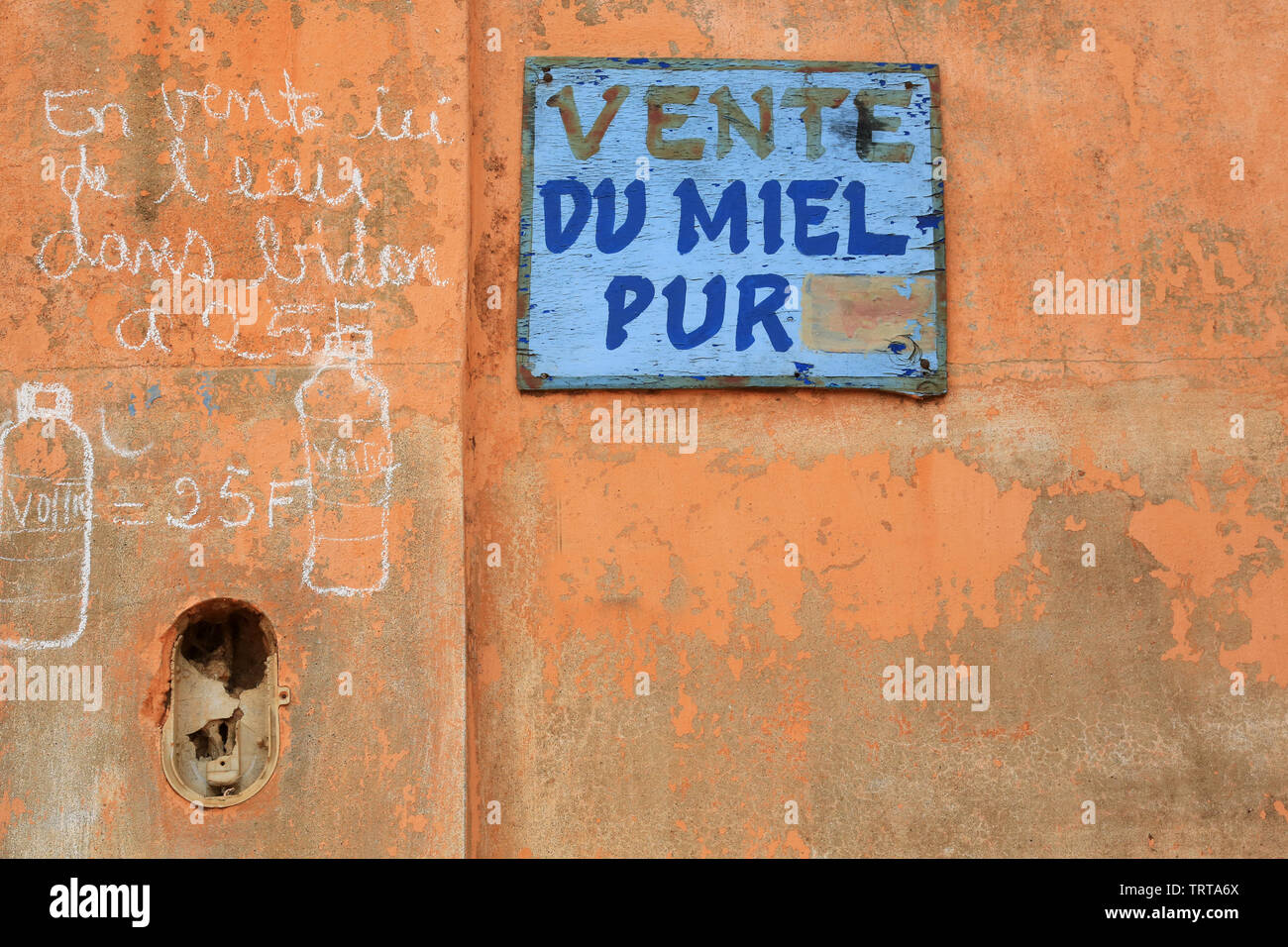 Vente de miel pur. Lomé. Togo. Afrique de l'Ouest. Stock Photo
