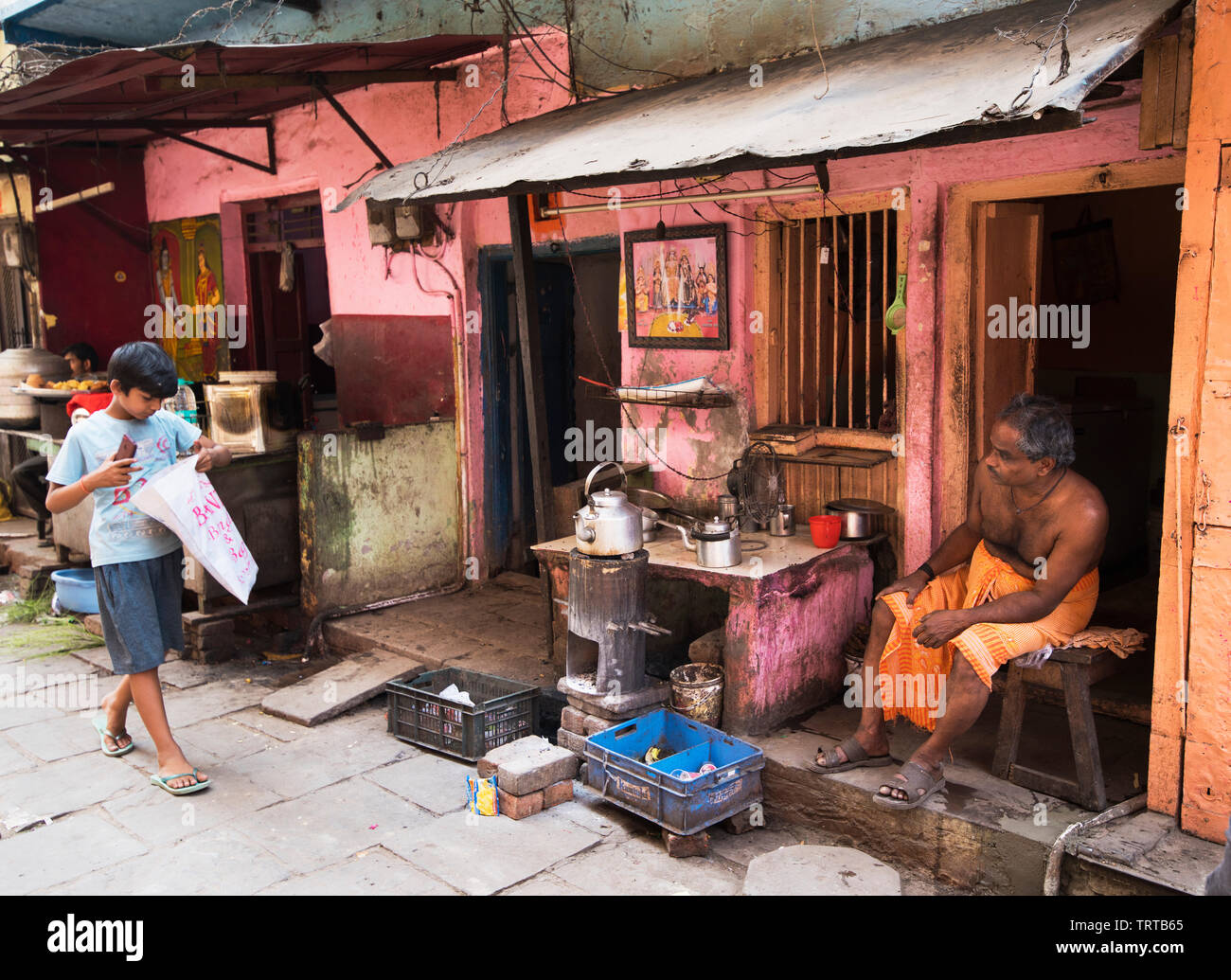 Narrow ghat alley in poverty area, Kolkata (Calcutta) India Stock Photo