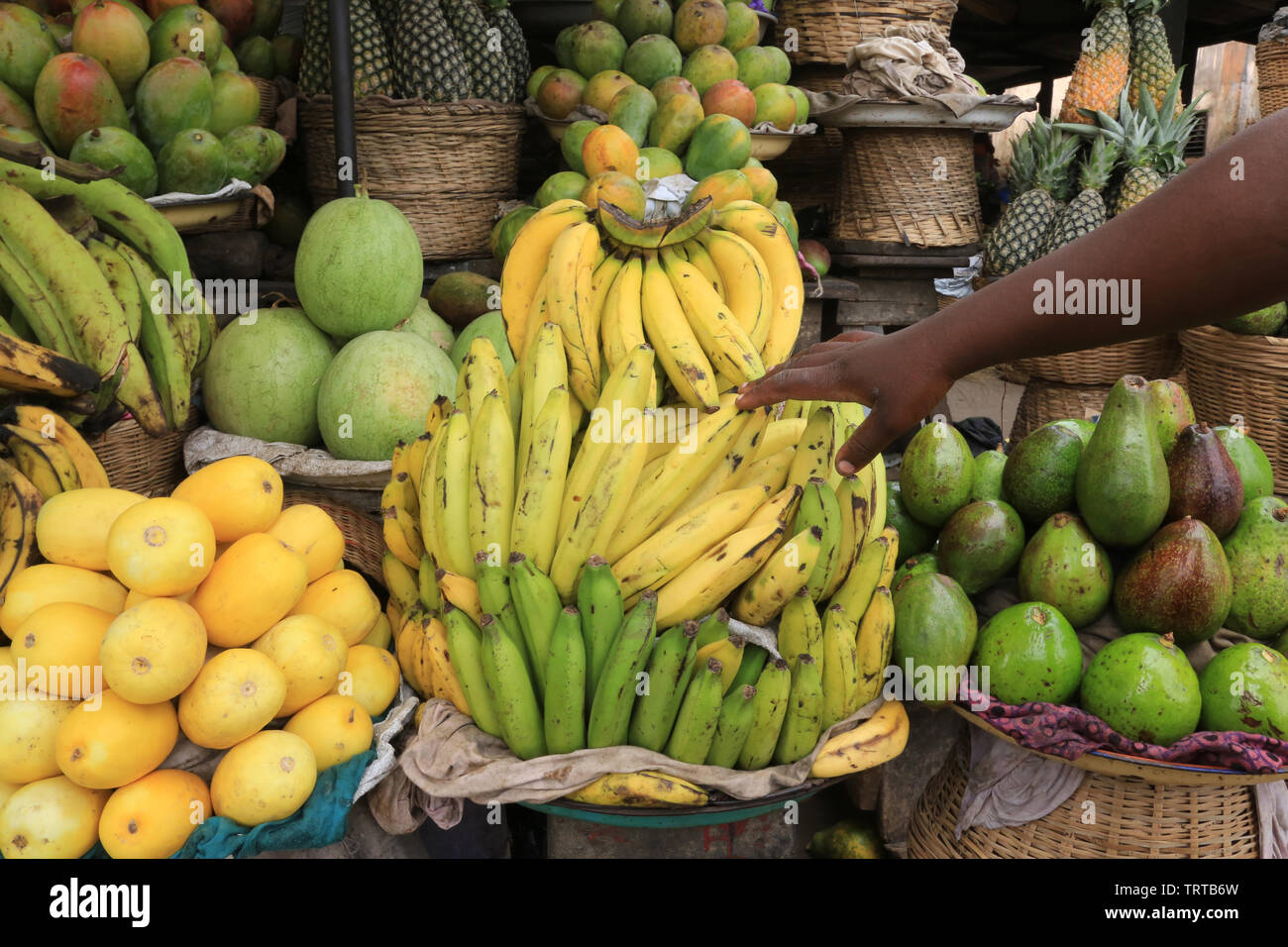 Articles ménagers en plastique bon marché à vendre sur le marché gros plan  Photo Stock - Alamy