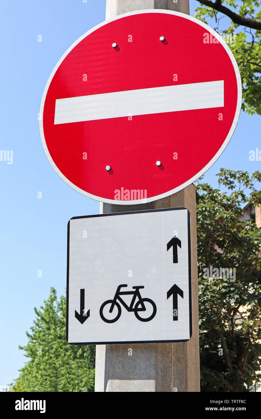 Do not enter and bicycle sign on a pole Stock Photo - Alamy