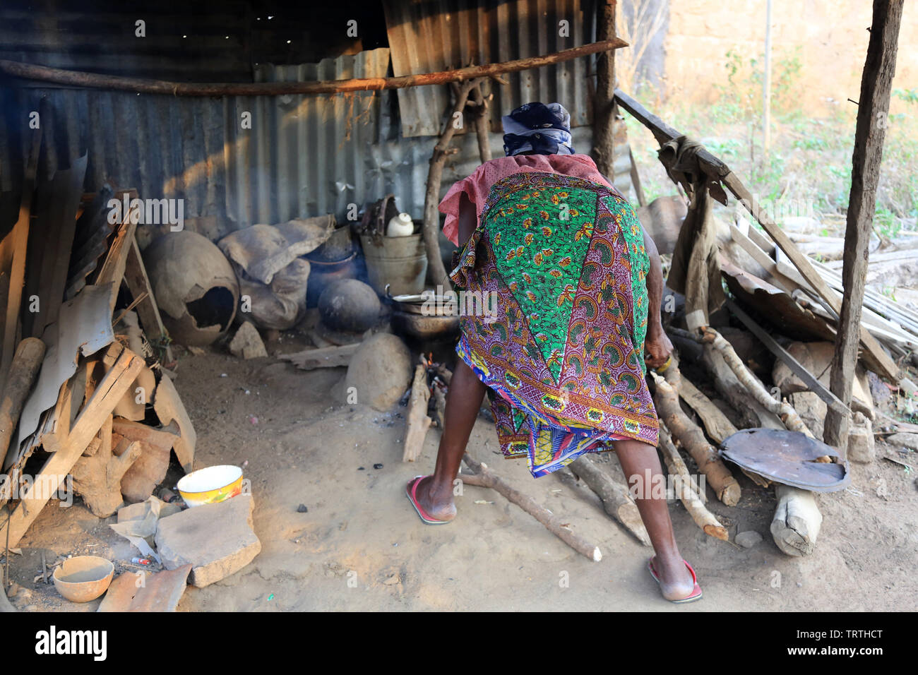 Préparation du repas. Datcha Attikpayé. Togo. Afrique de l'Ouest. Stock Photo