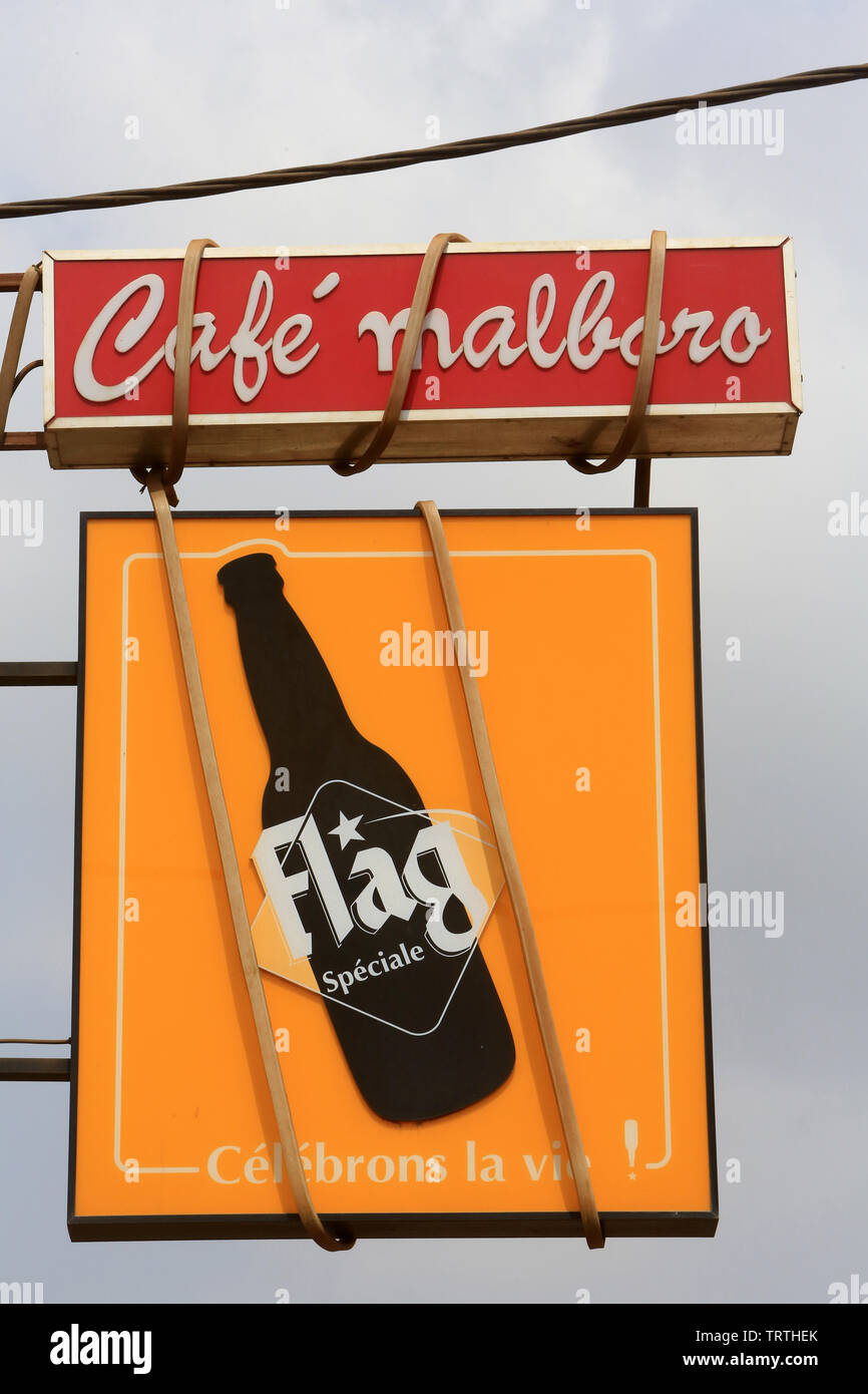 Flag. Bière. Panneau publicitaire. Lomé. Togo. Afrique de l'Ouest. Stock Photo