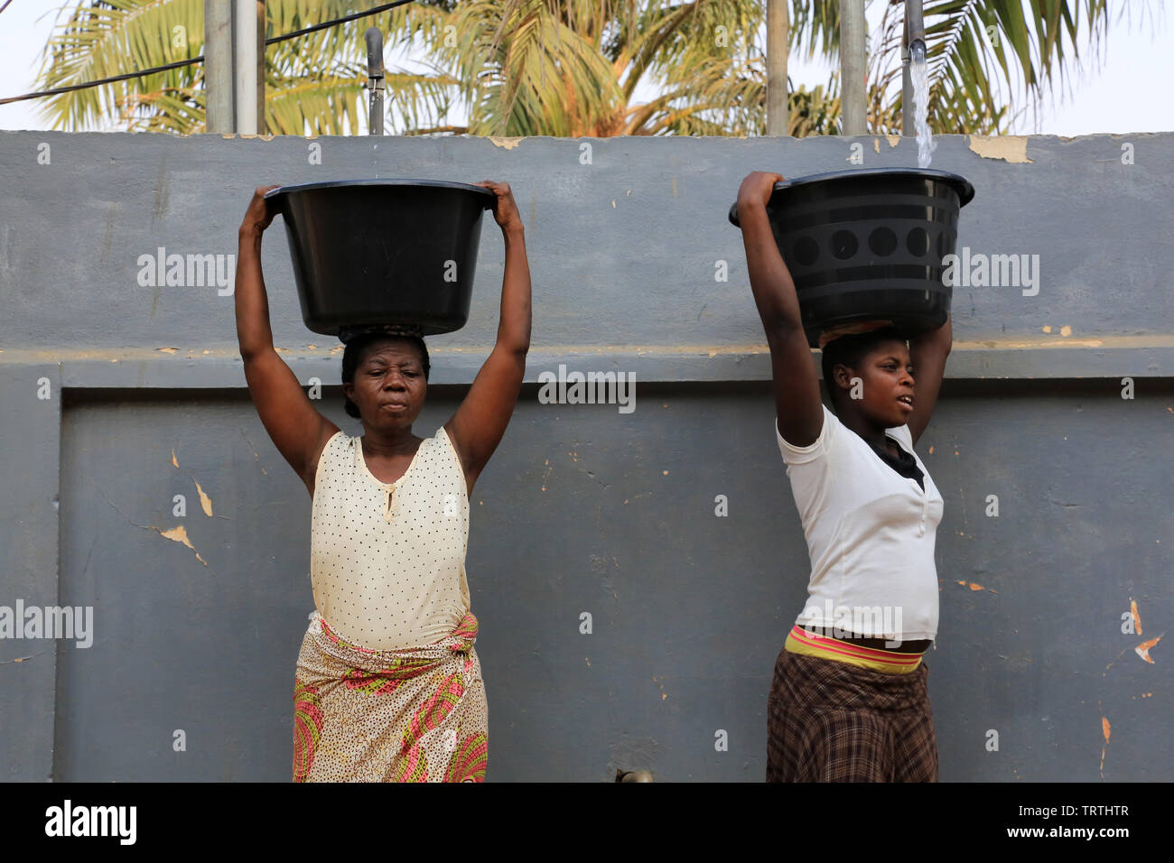 Africans get water with a bucket. Lomé. Togo. Afrique de l'Ouest. Stock Photo