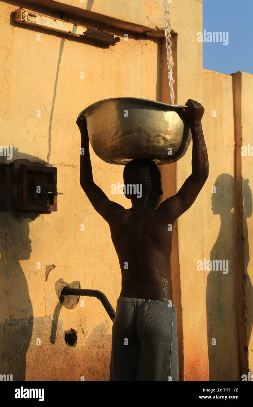 Africans get water with a bucket. Lomé. Togo. Afrique de l'Ouest. Stock Photo