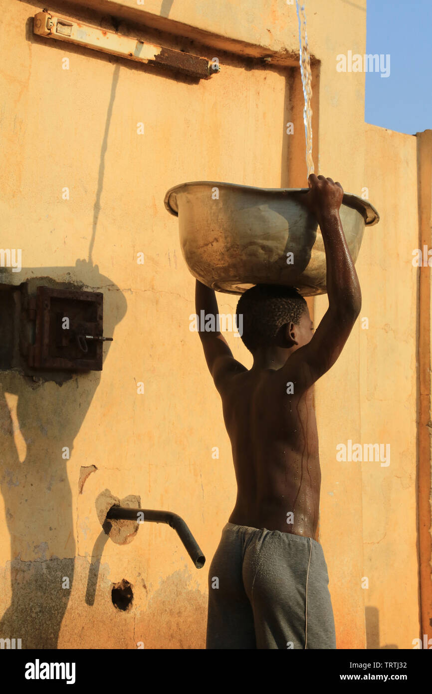 Africans get water with a bucket. Lomé. Togo. Afrique de l'Ouest. Stock Photo