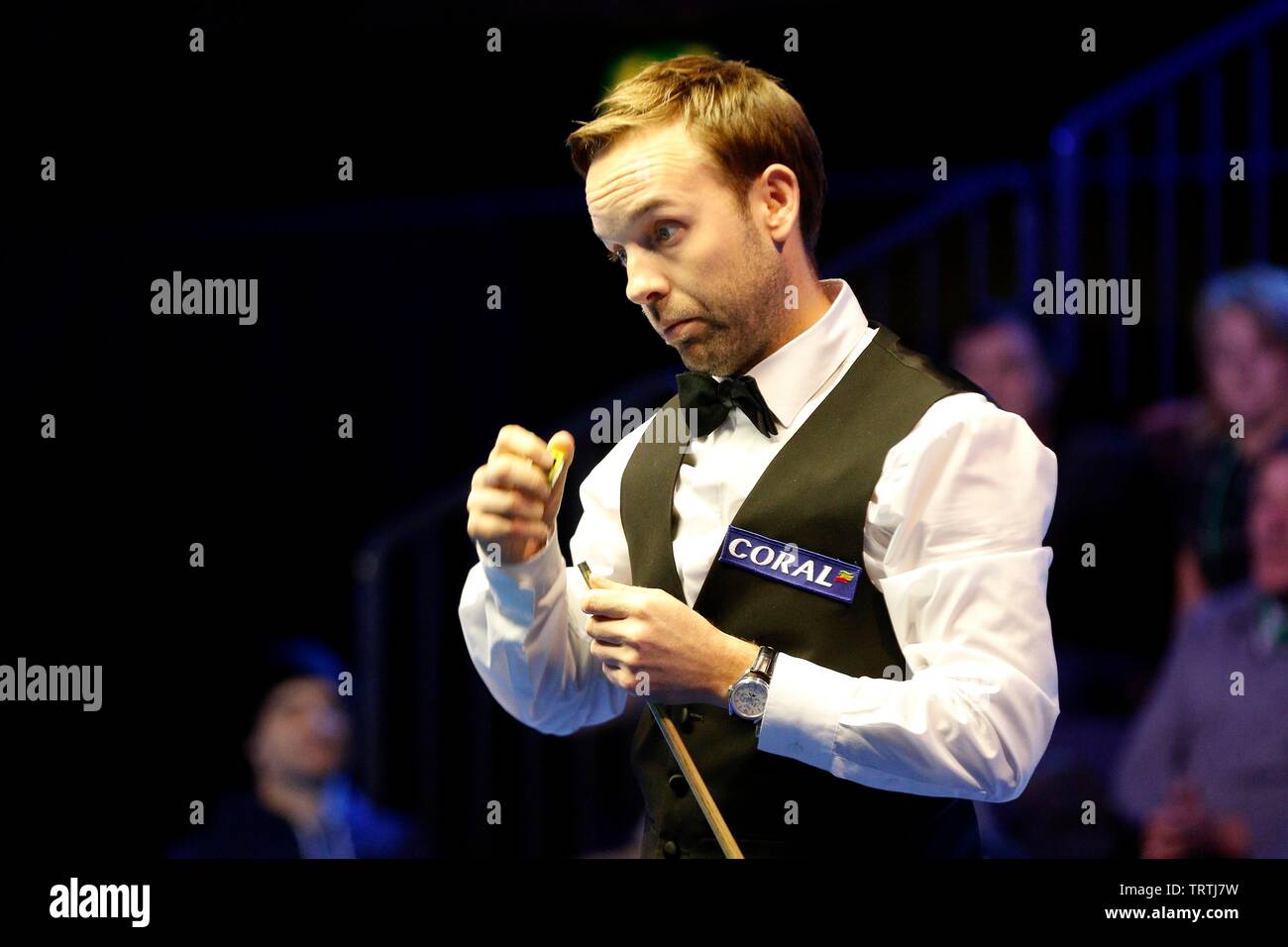Ali Carter. Judd Trump from Bristol, and Ali Carter from Chelmsford playing in the finals of the Coral World Grand Prix snooker championships, held in Stock Photo