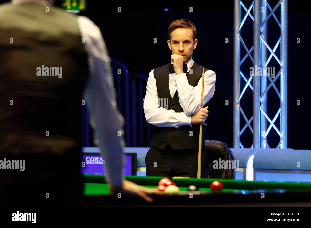 Ali Carter from Chelmsford watching Judd Trump from Bristol, playing in the finals of the Coral World Grand Prix snooker championships, held in Stock Photo