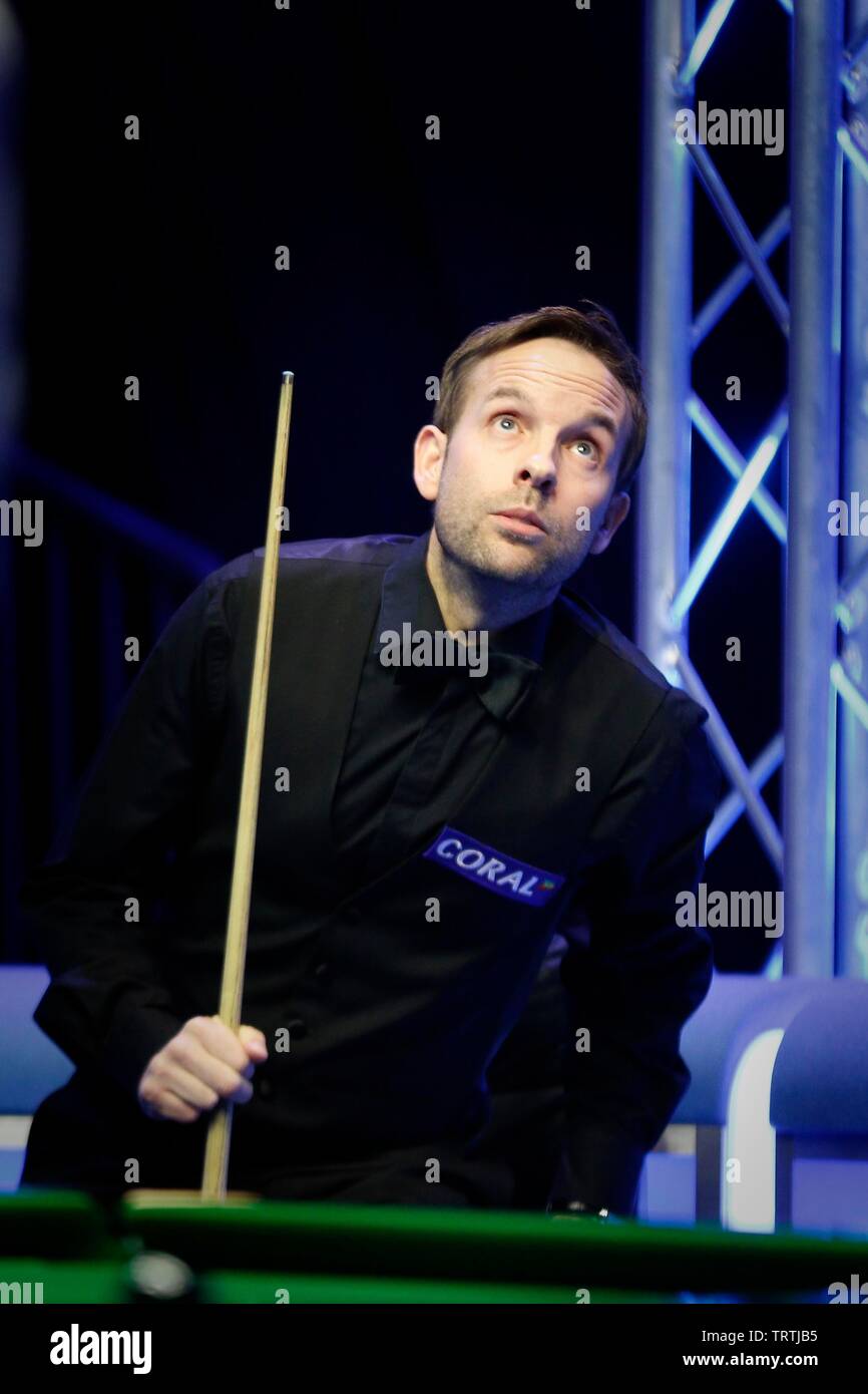 Ali Carter watching the big screens above the table. Judd Trump from Bristol, and Ali Carter from Chelmsford playing in the finals of the Coral World Stock Photo