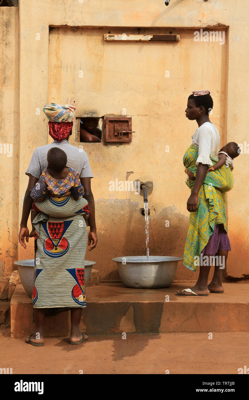 Africans get water with a bucket. Lomé. Togo. Afrique de l'Ouest. Stock Photo