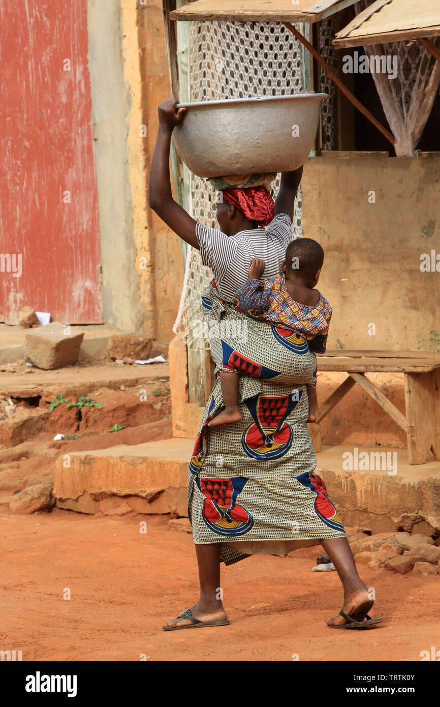 Africans get water with a bucket. Lomé. Togo. Afrique de l'Ouest. Stock Photo