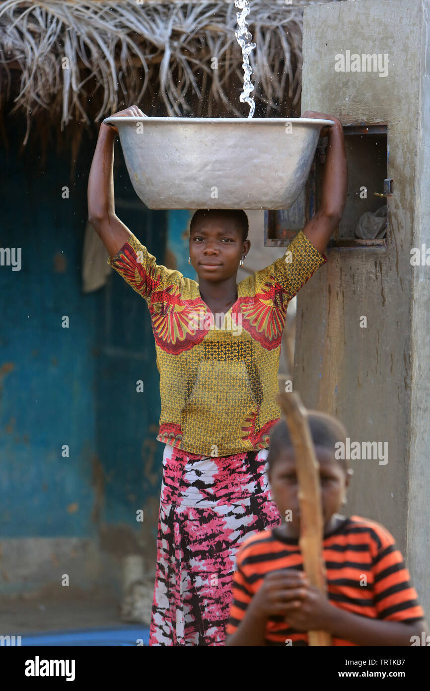 Adolescente Togolaise portant une bassine d'eau. Datcha Attikpayé. Togo. Afrique de l'Ouest. Stock Photo