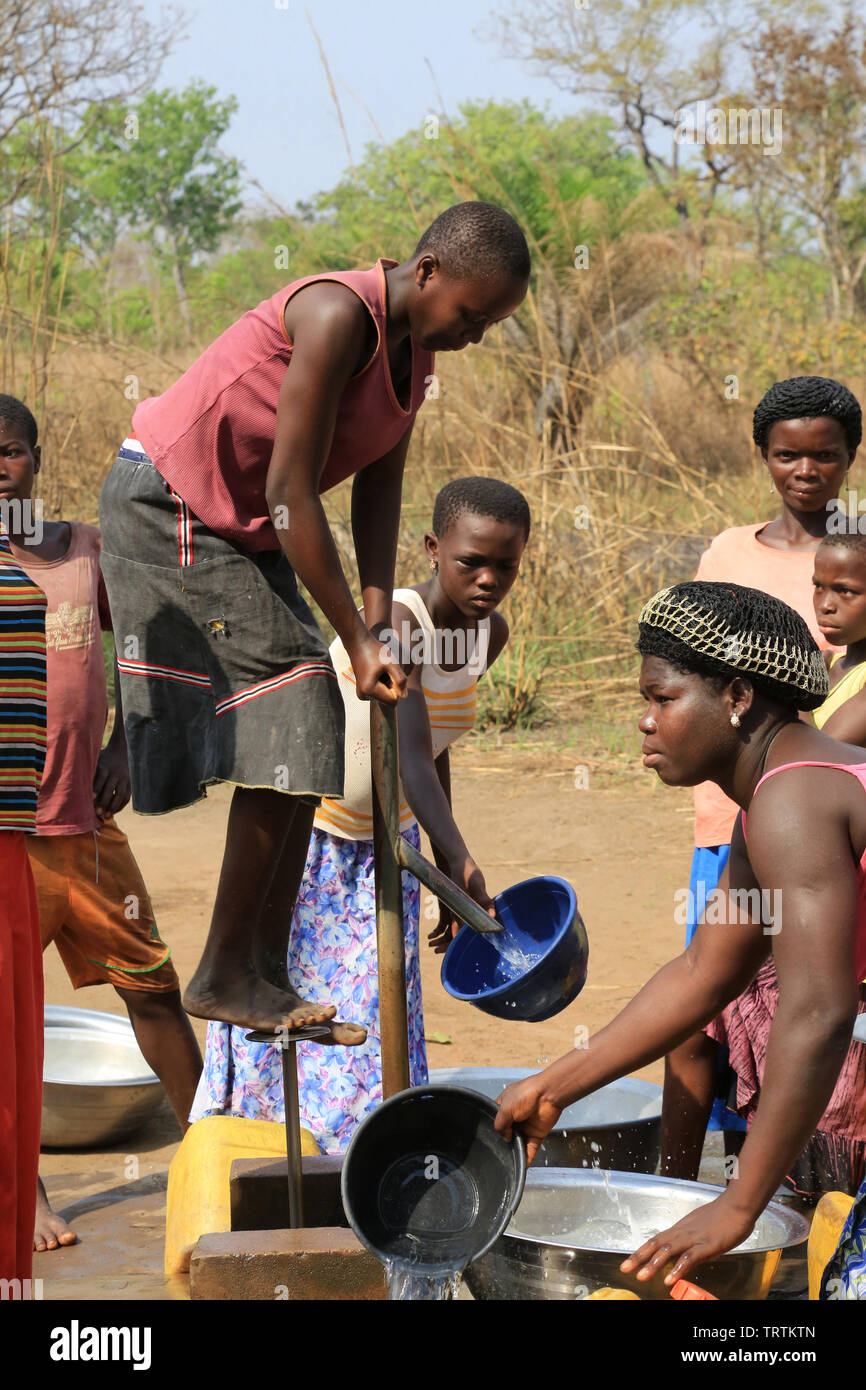 Puiser l'eau d'un puits. Datcha Attikpayé. Togo. Afrique de l'Ouest. Stock Photo