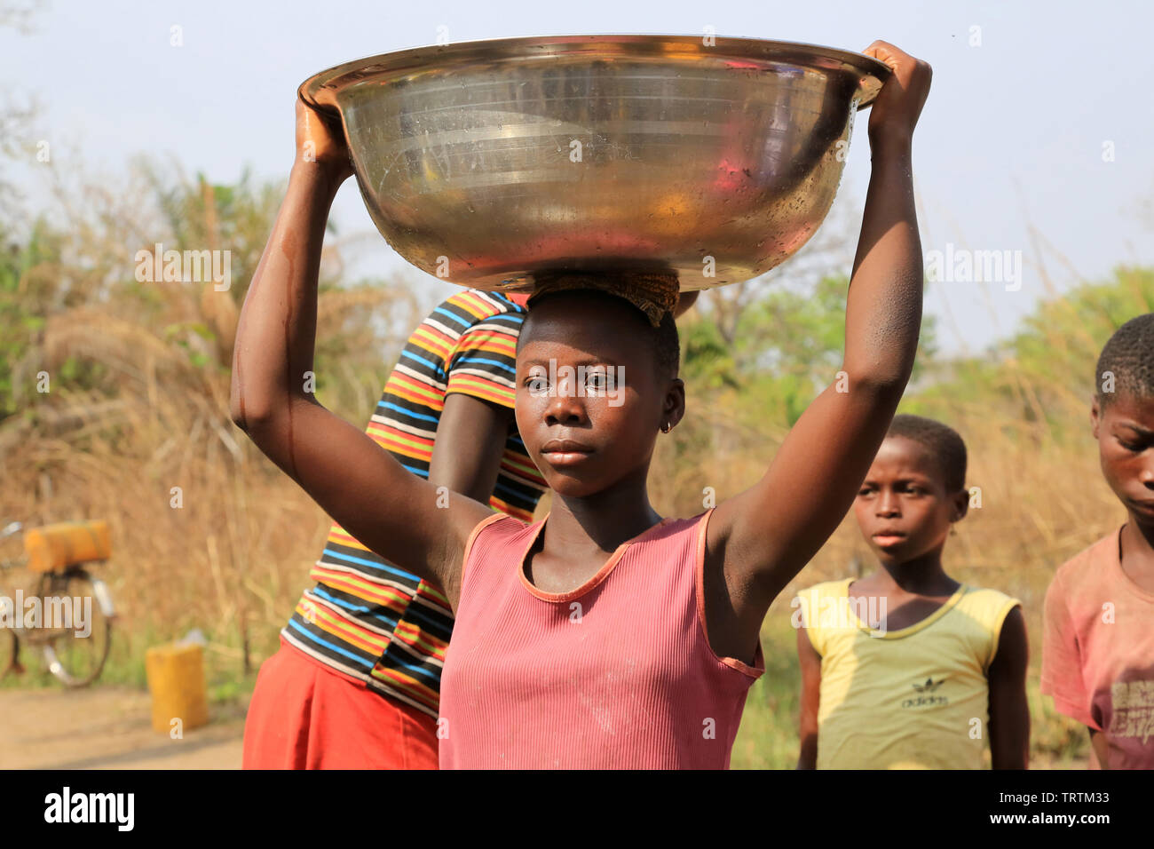 Porteuse d'eau. Datcha Attikpayé. Togo. Afrique de l'Ouest. Stock Photo