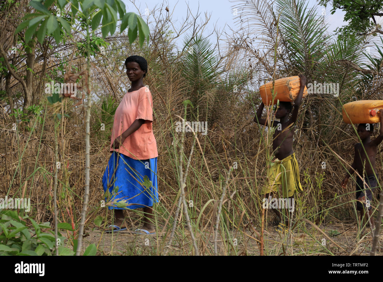 Africans children get water with a bucket. Datcha Attikpayé. Togo. Afrique de l'Ouest. Stock Photo