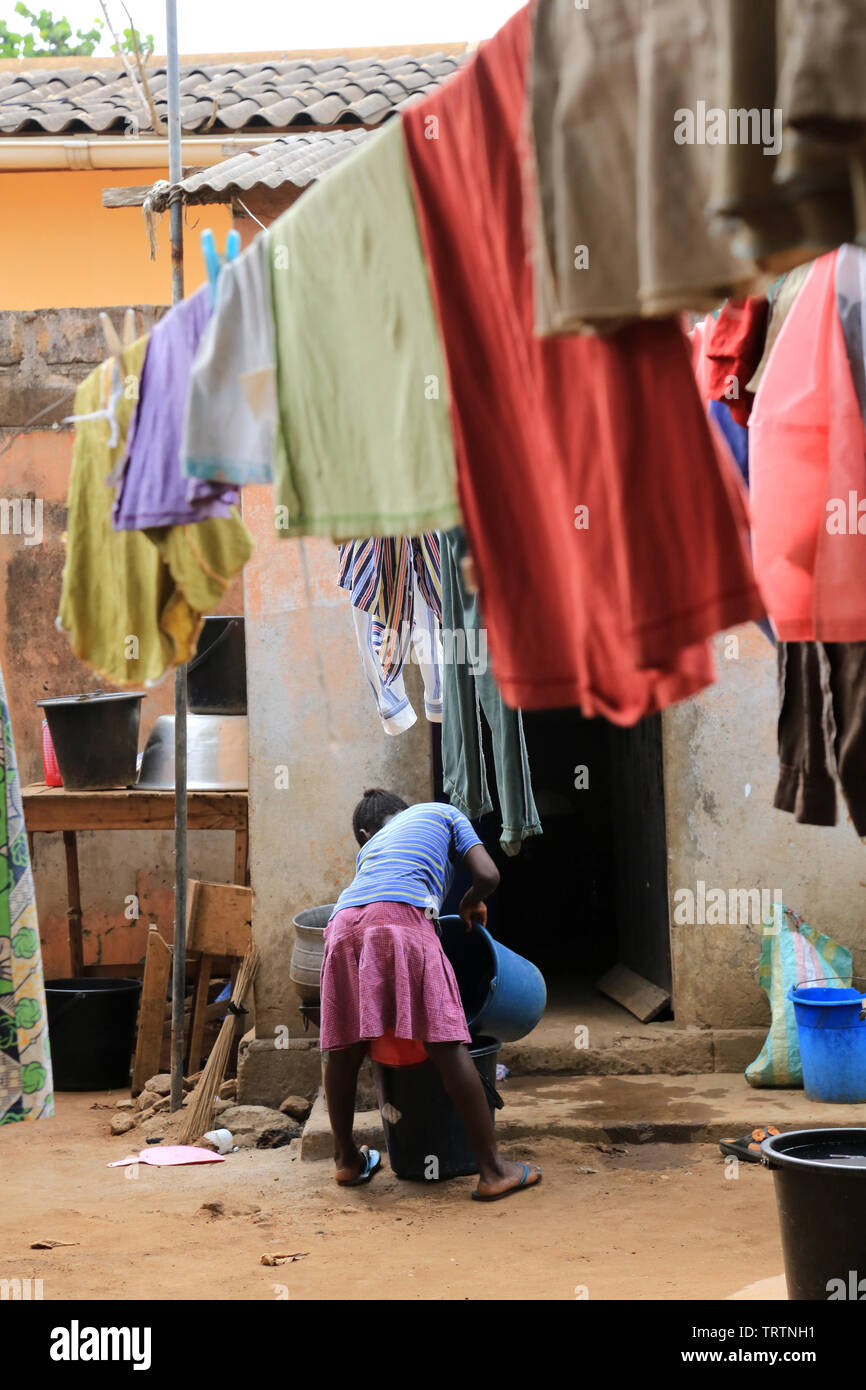 Jeune fille togolaise faisant la lessive. Lomé. Togo. Afrique de l'Ouest. Stock Photo