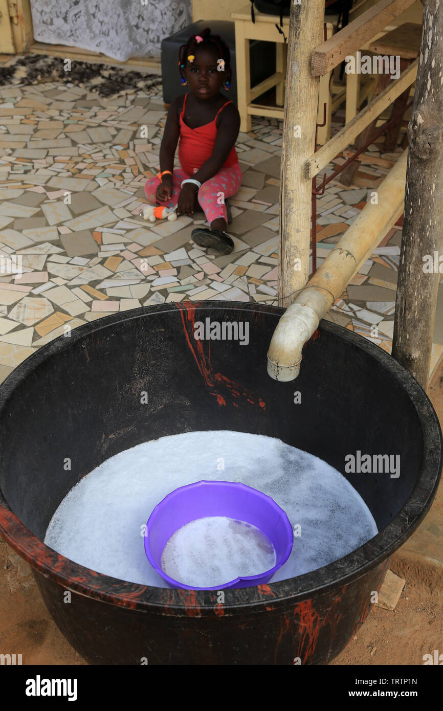 Bassine d'eau pour la vaisselle. Lomé. Togo. Afrique de l'Ouest. Stock Photo