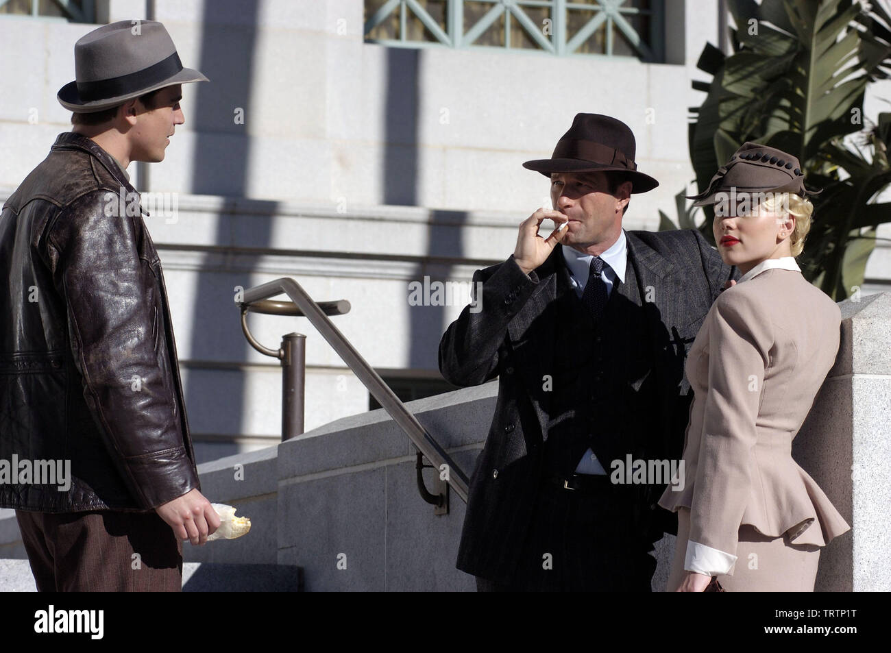 SCARLETT JOHANSSON and JOSH HARTNETT in THE BLACK DAHLIA (2006). Copyright: Editorial use only. No merchandising or book covers. This is a publicly distributed handout. Access rights only, no license of copyright provided. Only to be reproduced in conjunction with promotion of this film. Credit: UNIVERSAL PICTURES / KONOW, ROLF / Album Stock Photo