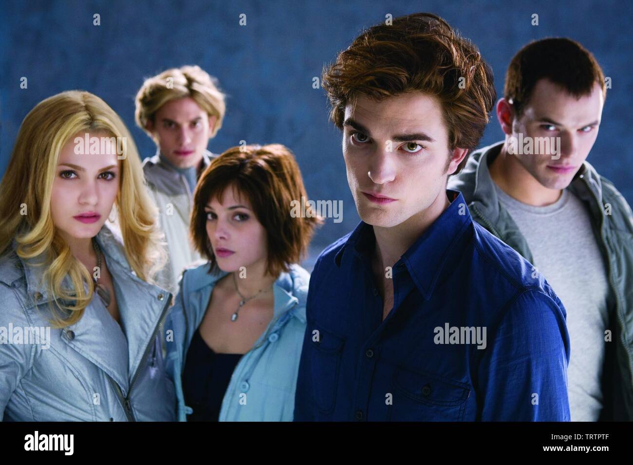 NIKKI REED , ROBERT PATTINSON , KELLAN LUTZ , ASHLEY GREENE and JACKSON RATHBONE in TWILIGHT (2008). Copyright: Editorial use only. No merchandising or book covers. This is a publicly distributed handout. Access rights only, no license of copyright provided. Only to be reproduced in conjunction with promotion of this film. Credit: IMPRINT ENTERTAINMENT/MAVERICK FILMS/SUMMIT ENTERTAINMENT/ / Album Stock Photo