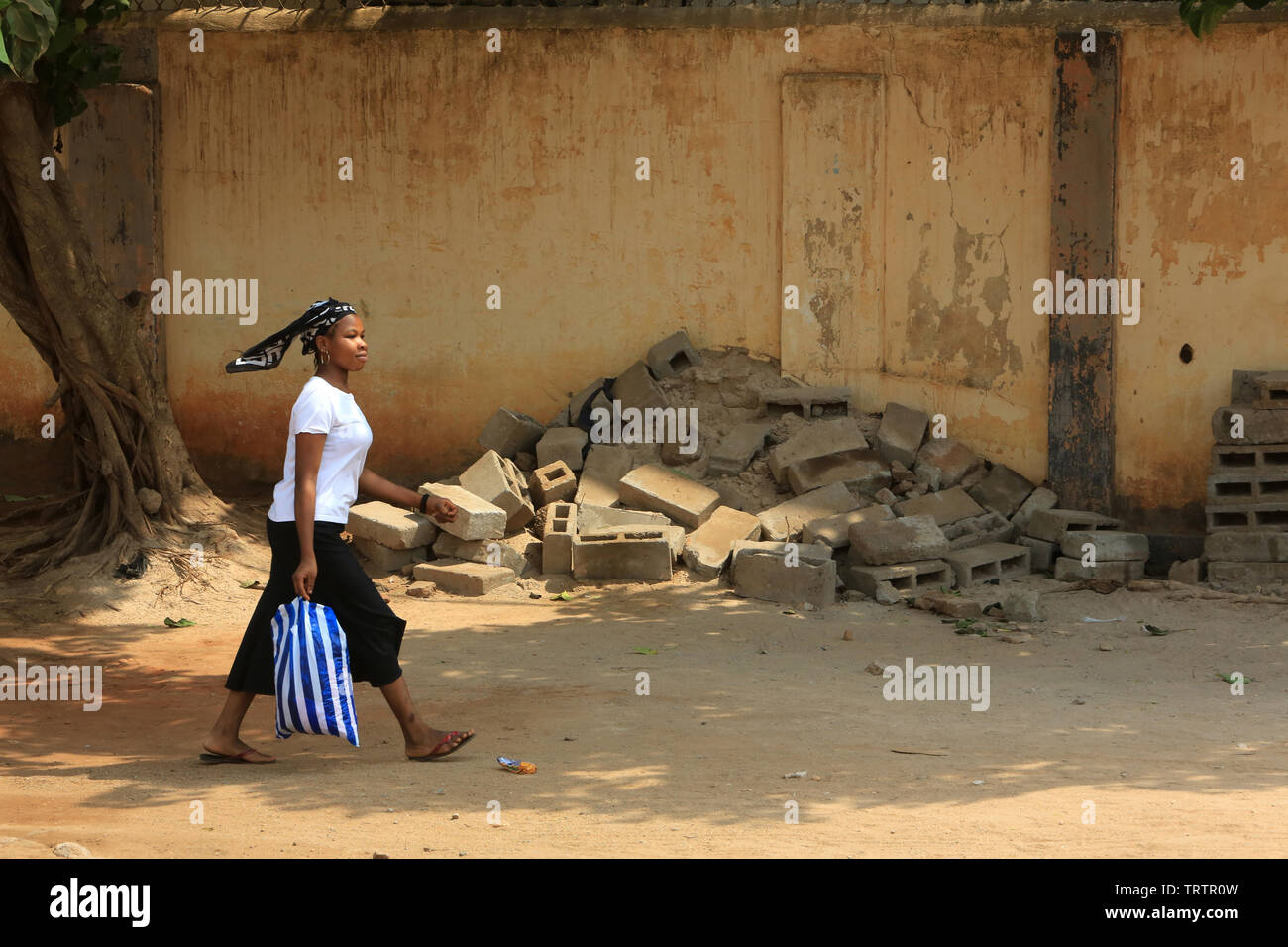 Togolaise marchant dans la rue. Lomé. Togo. Afrique de l'Ouest. Stock Photo