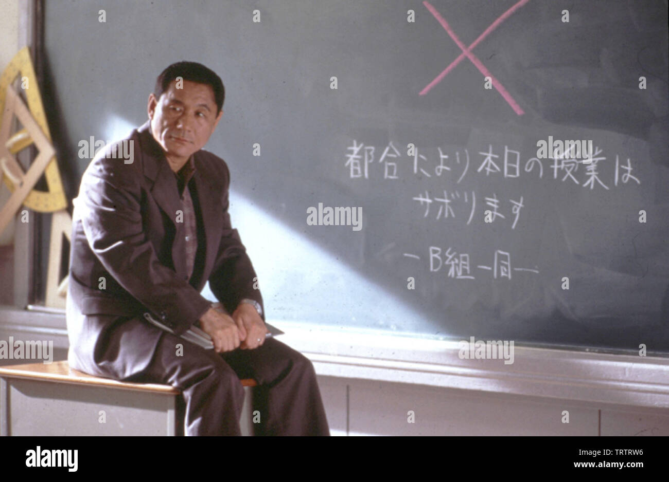 TAKESHI KITANO in BATTLE ROYALE (2000) -Original title: BATORU ROWAIARU-. Copyright: Editorial use only. No merchandising or book covers. This is a publicly distributed handout. Access rights only, no license of copyright provided. Only to be reproduced in conjunction with promotion of this film. Credit: BATTLE ROYALE PRODUCTION COMMITTEE / Album Stock Photo