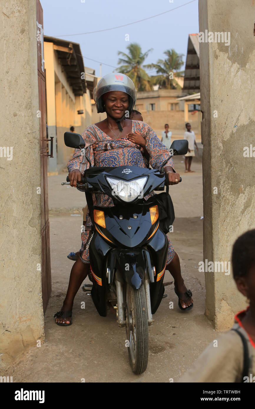 Mere De Famille Et Son Enfant Sur Une Moto Lome Togo Afrique De L Ouest Stock Photo Alamy Mere De Famille Et Son Enfant Sur Une Moto Lome Togo Afrique De L Ouest Stock Photo Alamy