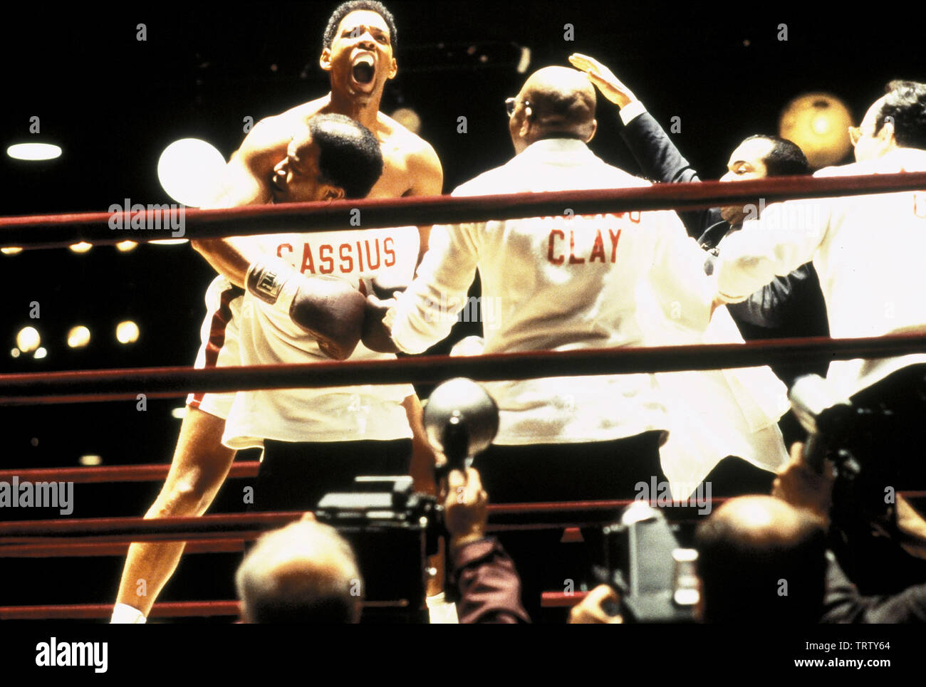 WILL SMITH in ALI (2001). Copyright: Editorial use only. No merchandising or book covers. This is a publicly distributed handout. Access rights only, no license of copyright provided. Only to be reproduced in conjunction with promotion of this film. Credit: COLUMBIA PICTURES / CONNOR, FRANK / Album Stock Photo