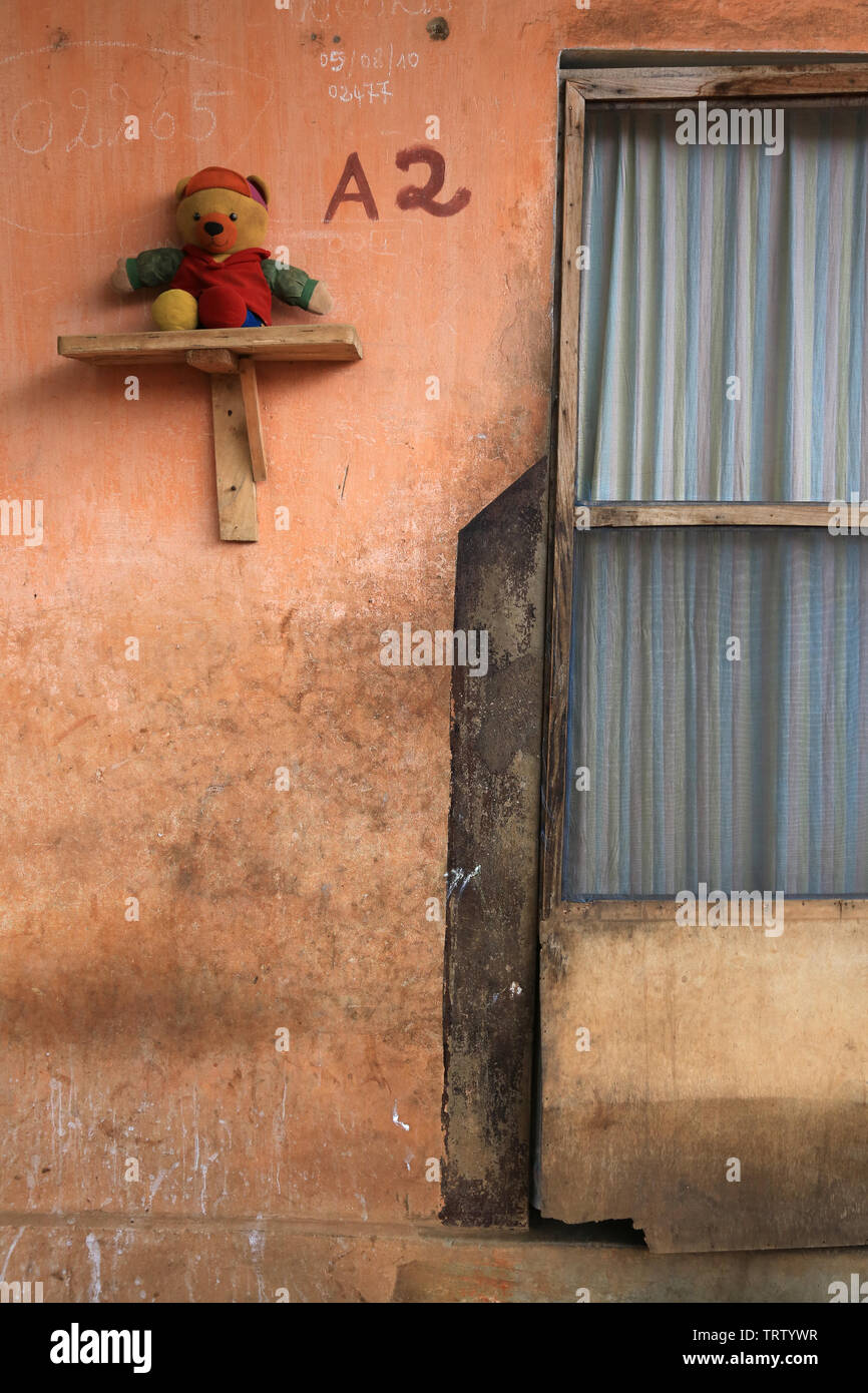 Ours en peluche sur une étagère en bois. Togo. Afrique de l'Ouest. Stock Photo