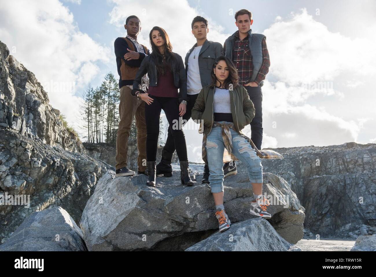 RJ CYLER , NAOMI SCOTT , LUDI LIN , DACRE MONTGOMERY and BECKY G in POWER RANGERS (2017). Copyright: Editorial use only. No merchandising or book covers. This is a publicly distributed handout. Access rights only, no license of copyright provided. Only to be reproduced in conjunction with promotion of this film. Credit: LIONSGATE/SABAN BRANDS/SABAN ENT/WALT DISNEY STUDIOS / Album Stock Photo