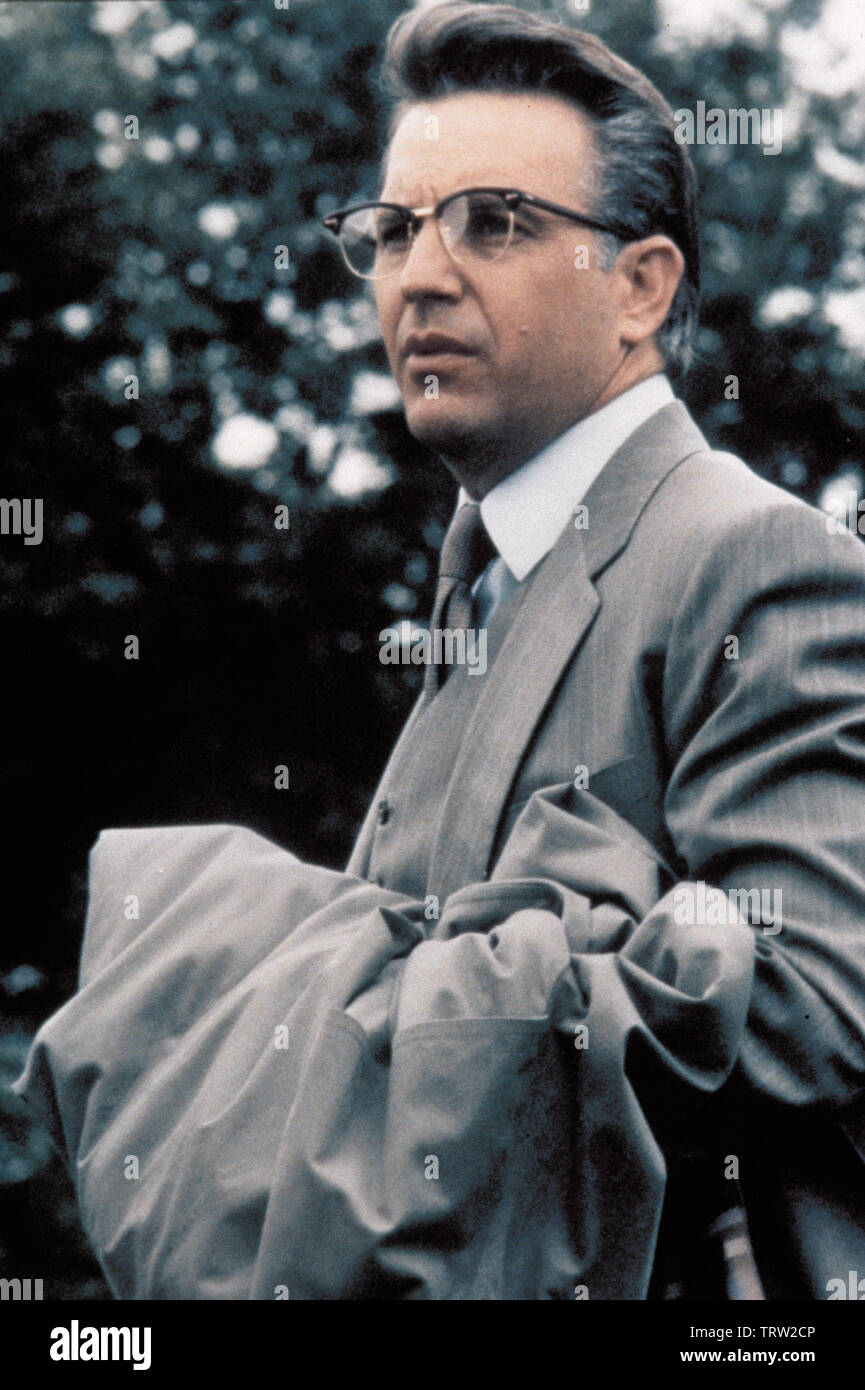 KEVIN COSTNER in JFK (1991). Copyright: Editorial use only. No merchandising or book covers. This is a publicly distributed handout. Access rights only, no license of copyright provided. Only to be reproduced in conjunction with promotion of this film. Credit: WARNER BROTHERS / Album Stock Photo